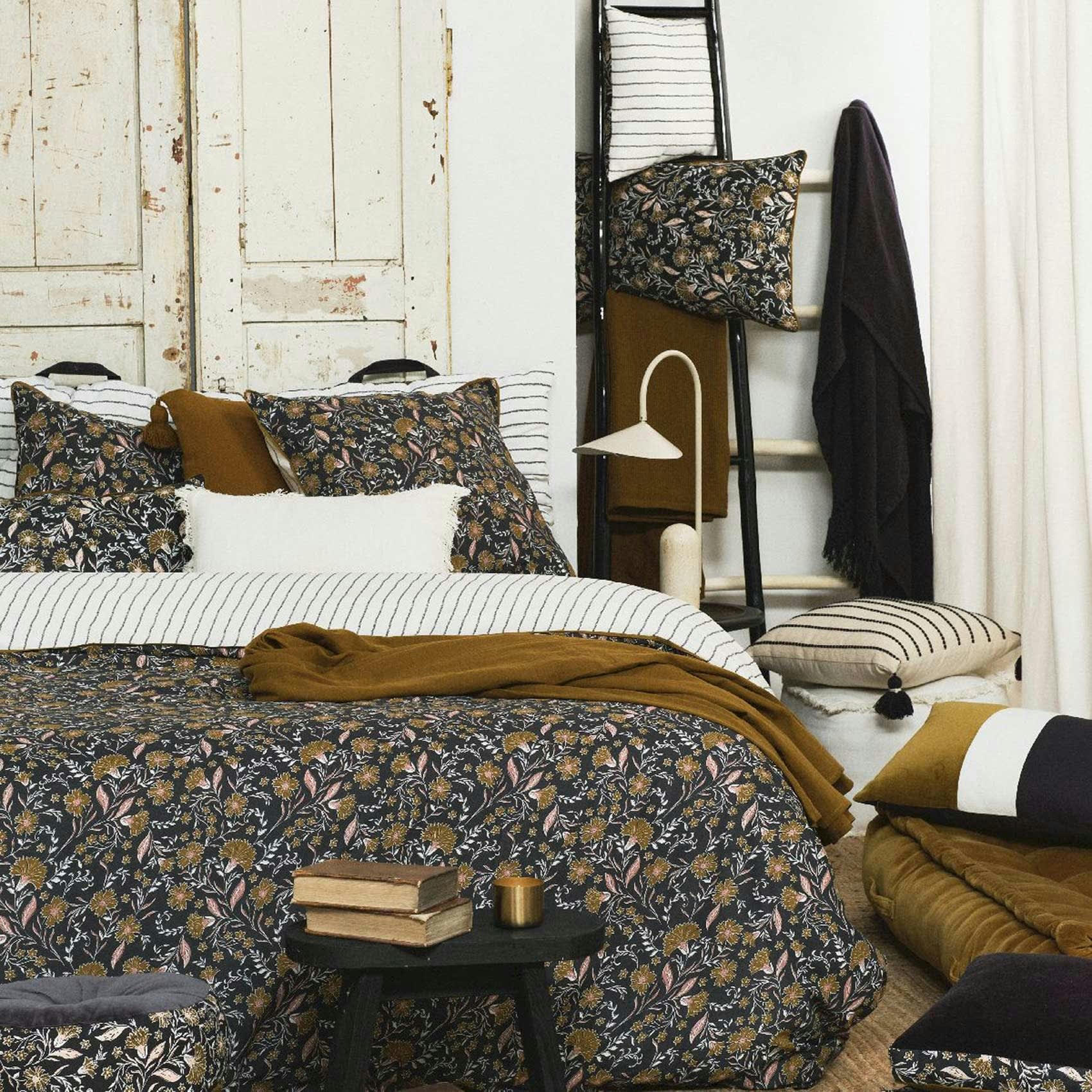 - Parure de lit passepoilée black flore coton noir 240x220  cm