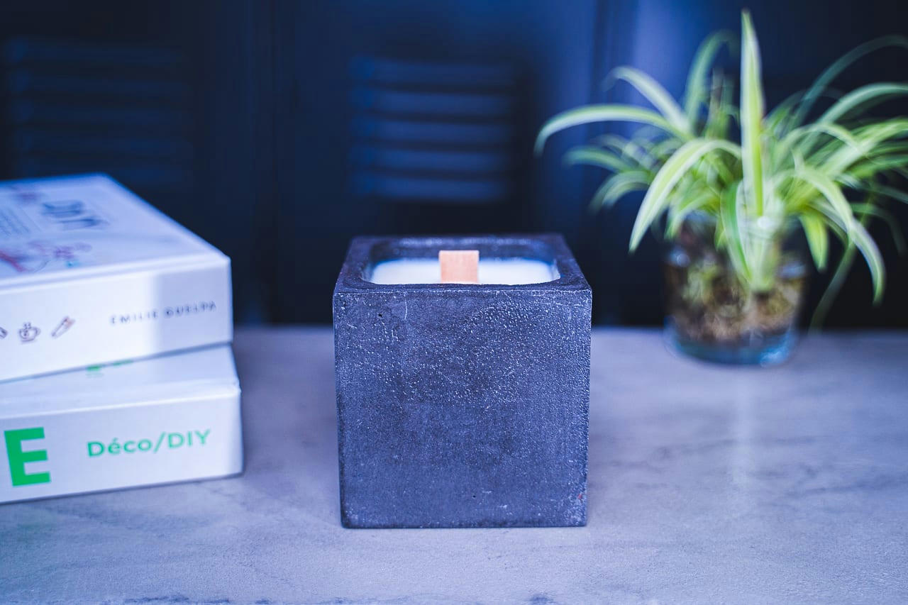 COTON - Bougie en béton coloré anthracite fleur de coton