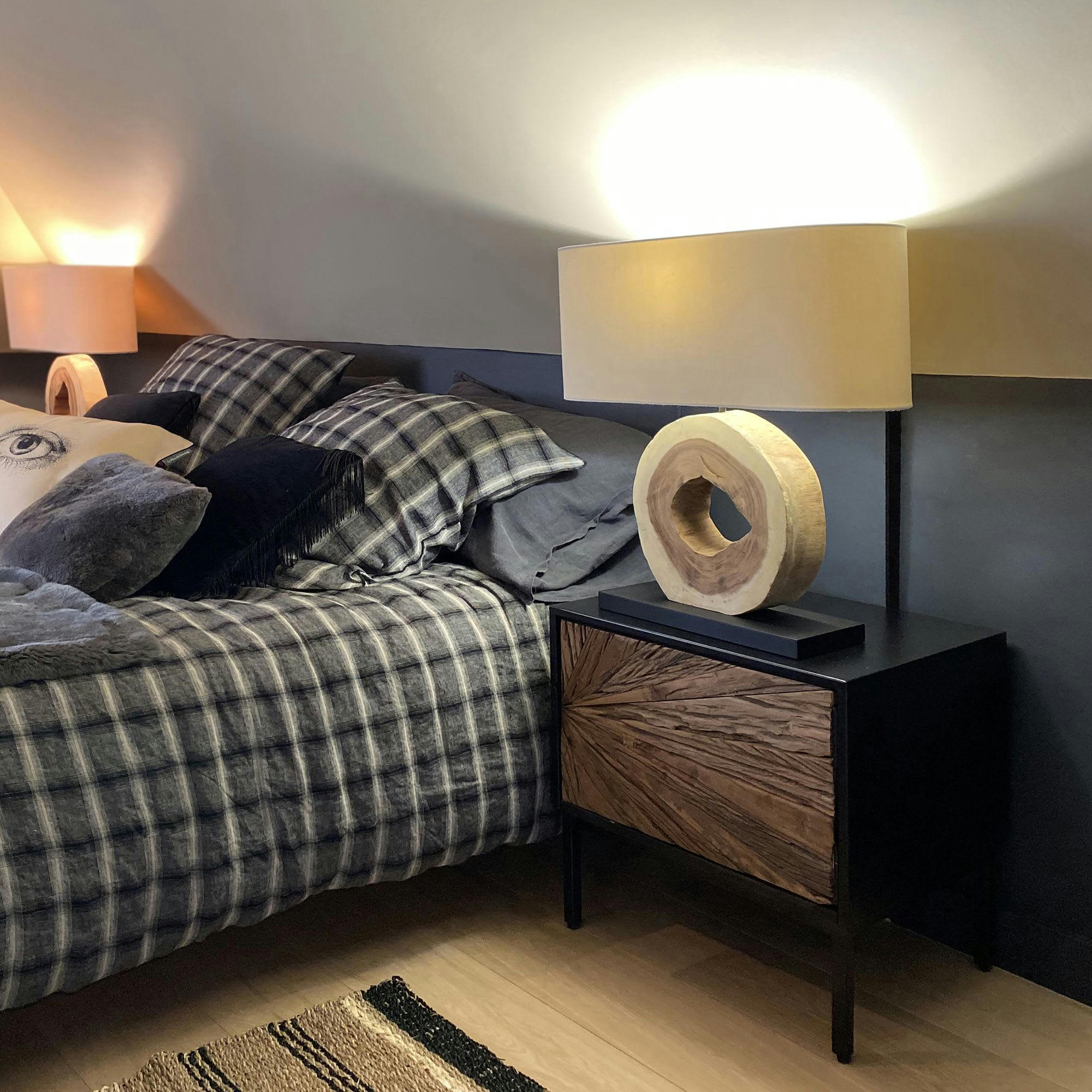 MOTOWN - Table de chevet en métal noir et porte en teck recyclé