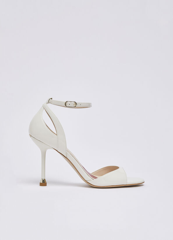 Sandali in vernice con tacco