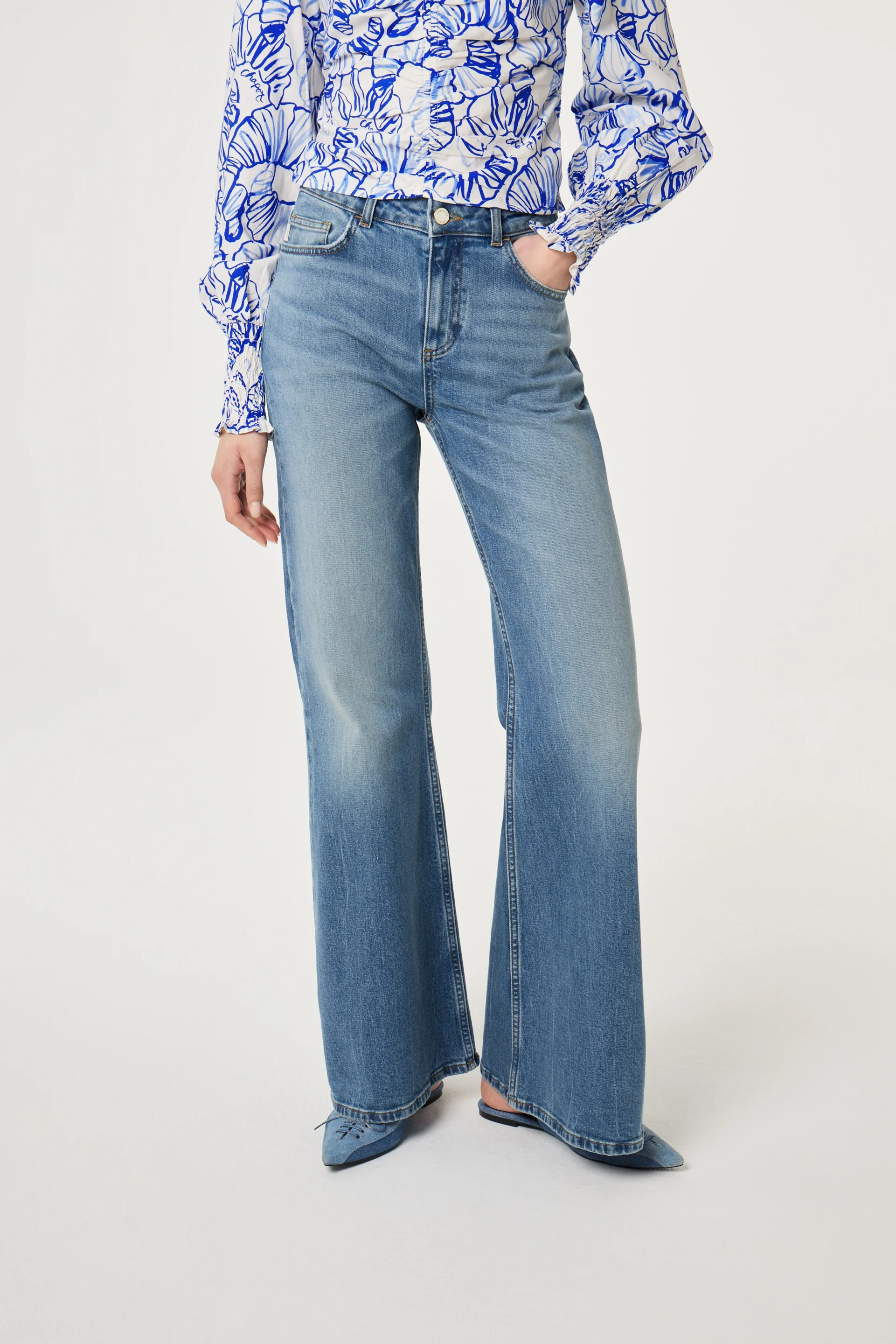 Vic Bootcut Jeans | Mid Blue