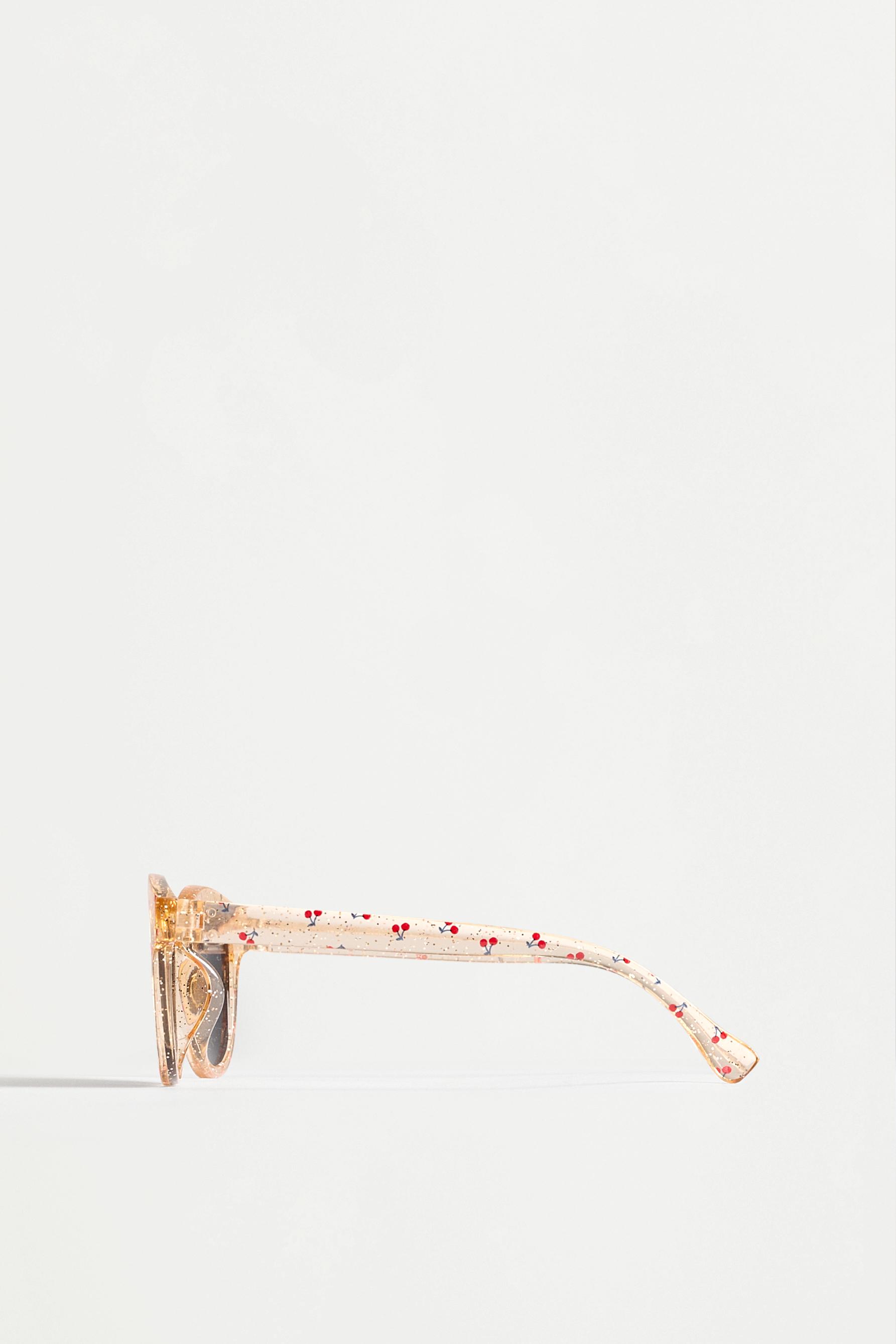 Gafas transparentes cerezas