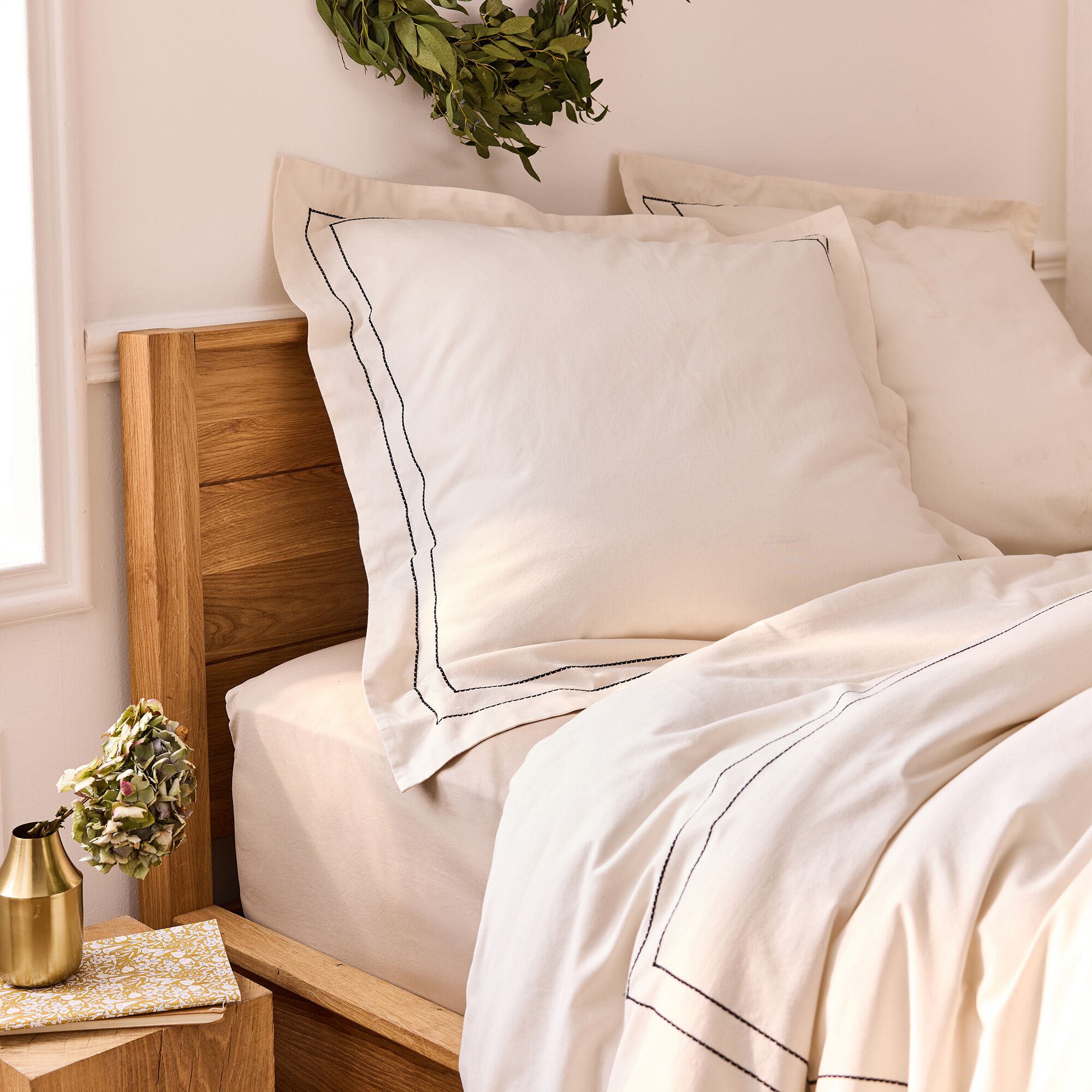 GALLIA - Lot de 2 taies d'oreiller en coton brodé 65x65cm - blanc