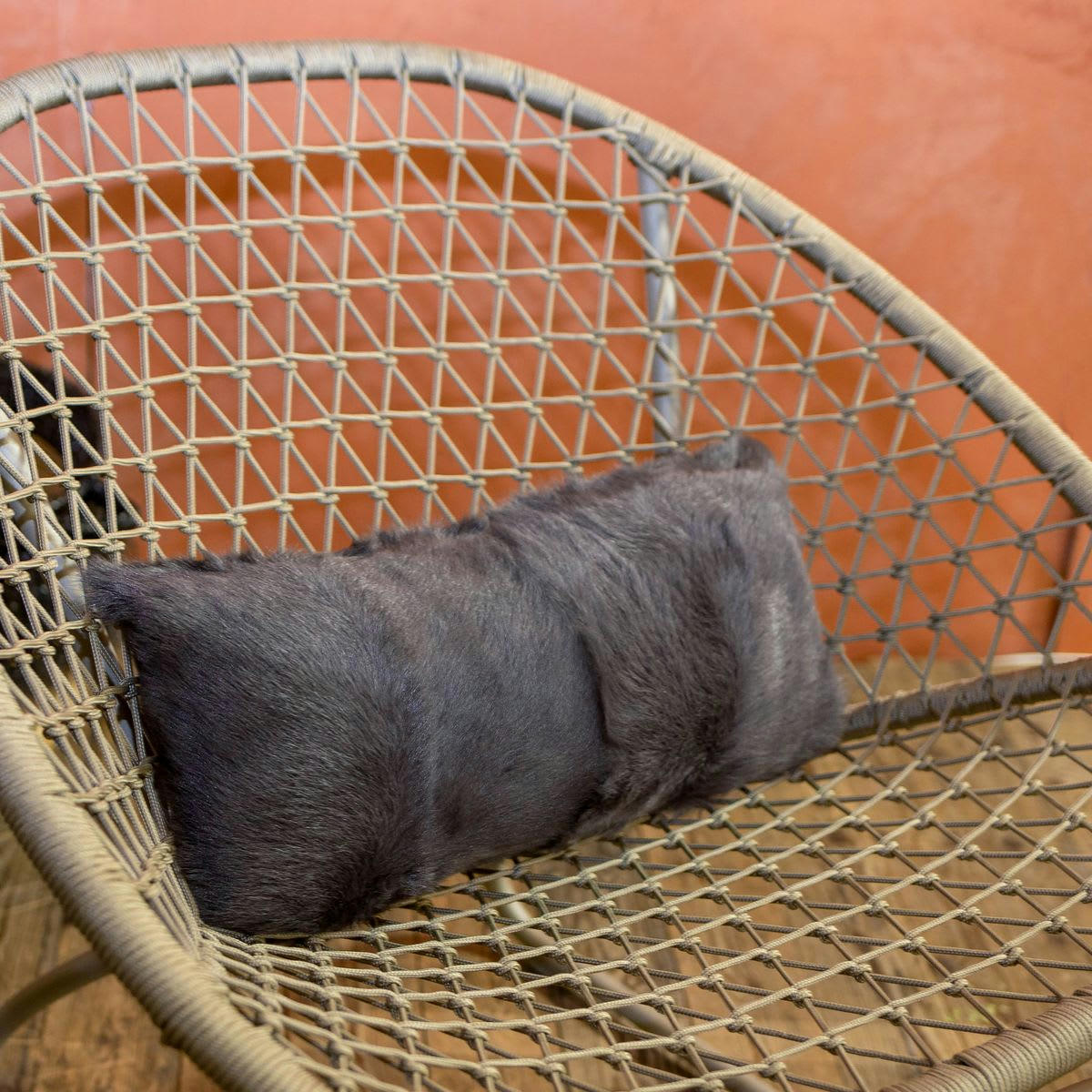 GOAT - Coussin en poils de chèvre frisés gris 25x50cm