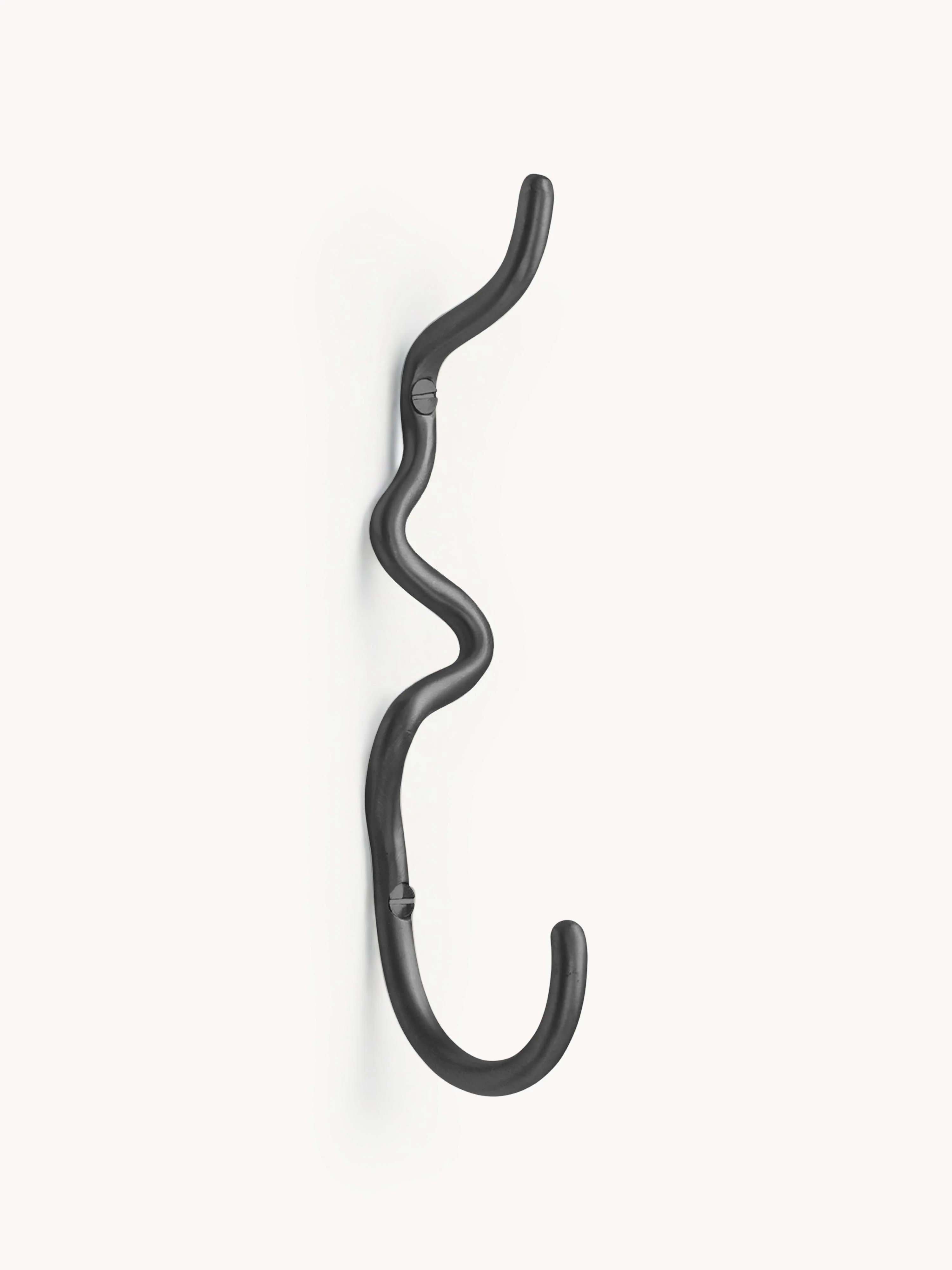 Handgefertigter Messing-Wandhaken Curvature
