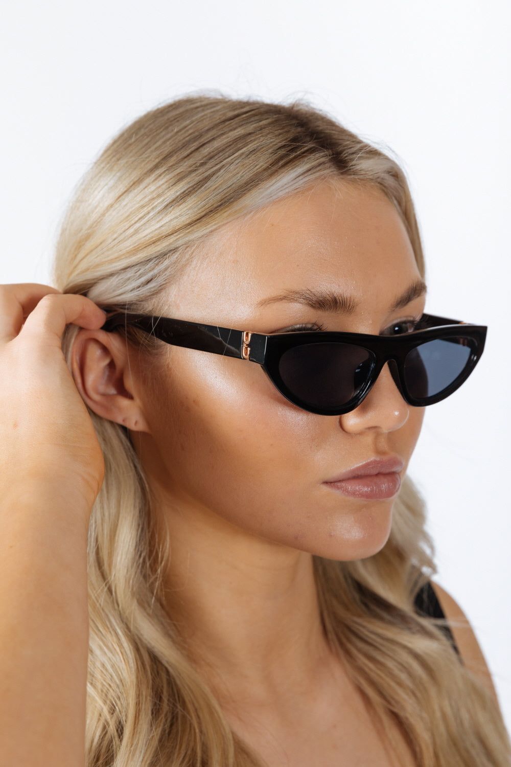 SVNX Retro Oval Sunglasses in Black