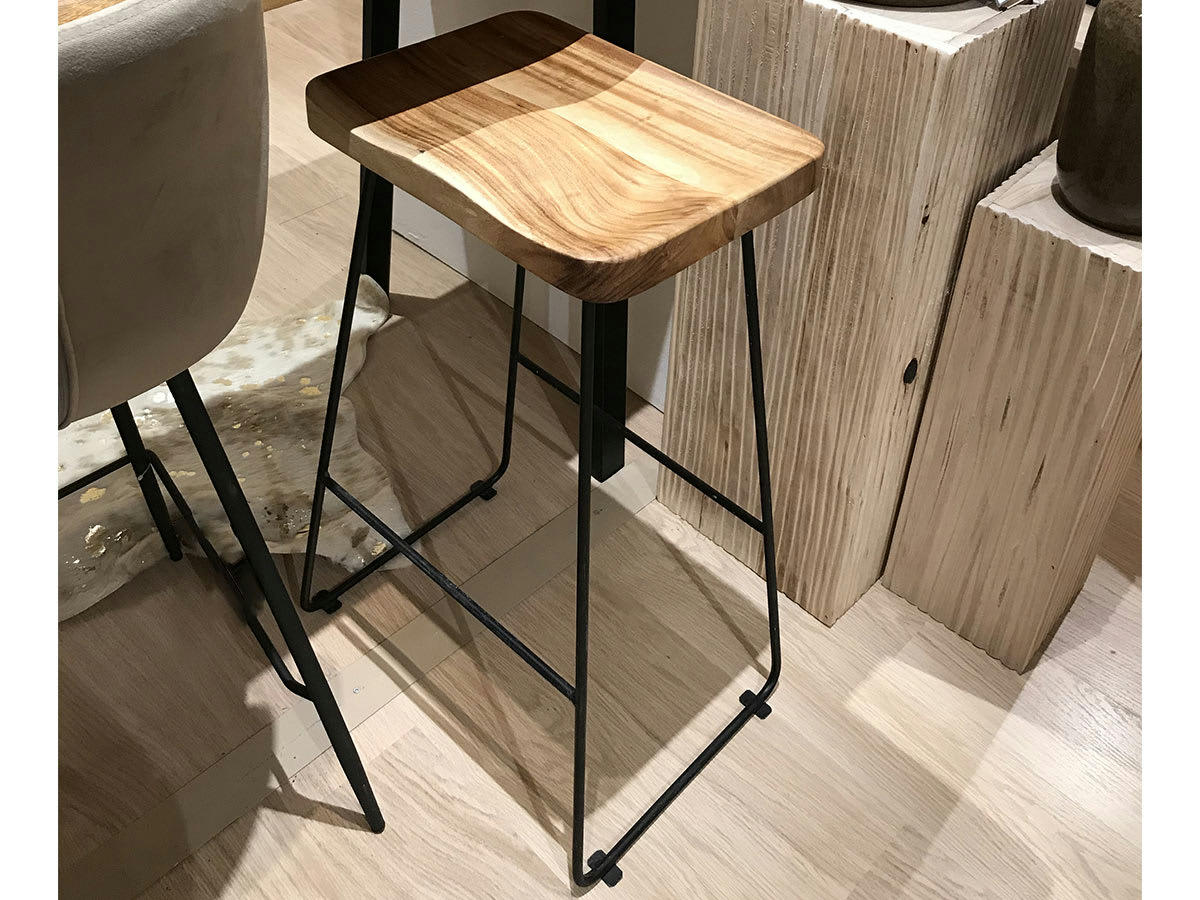- Tabouret de bar en métal et bois de suar