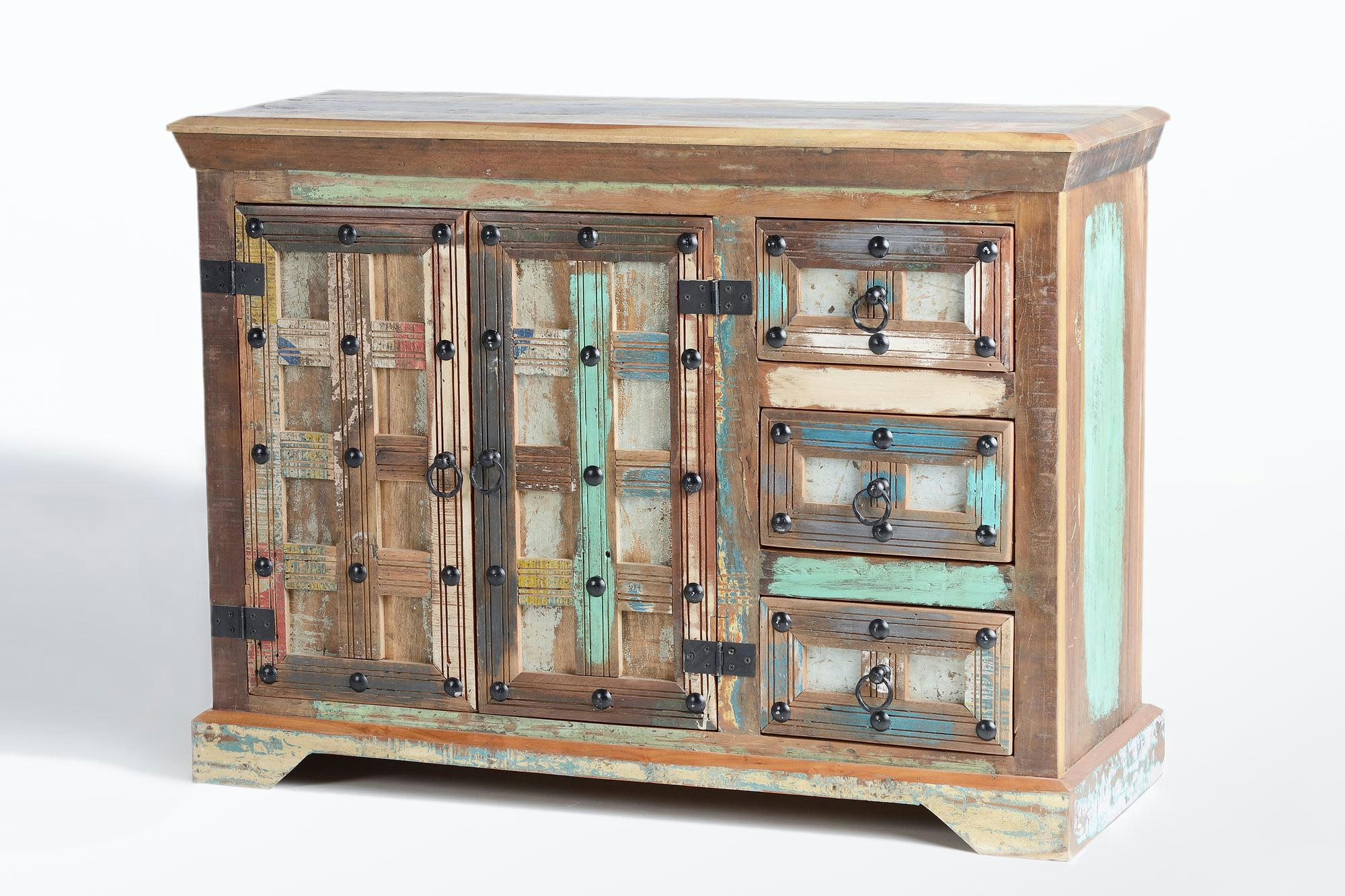 - Buffet en bois recyclé et détails métalliques multicolores