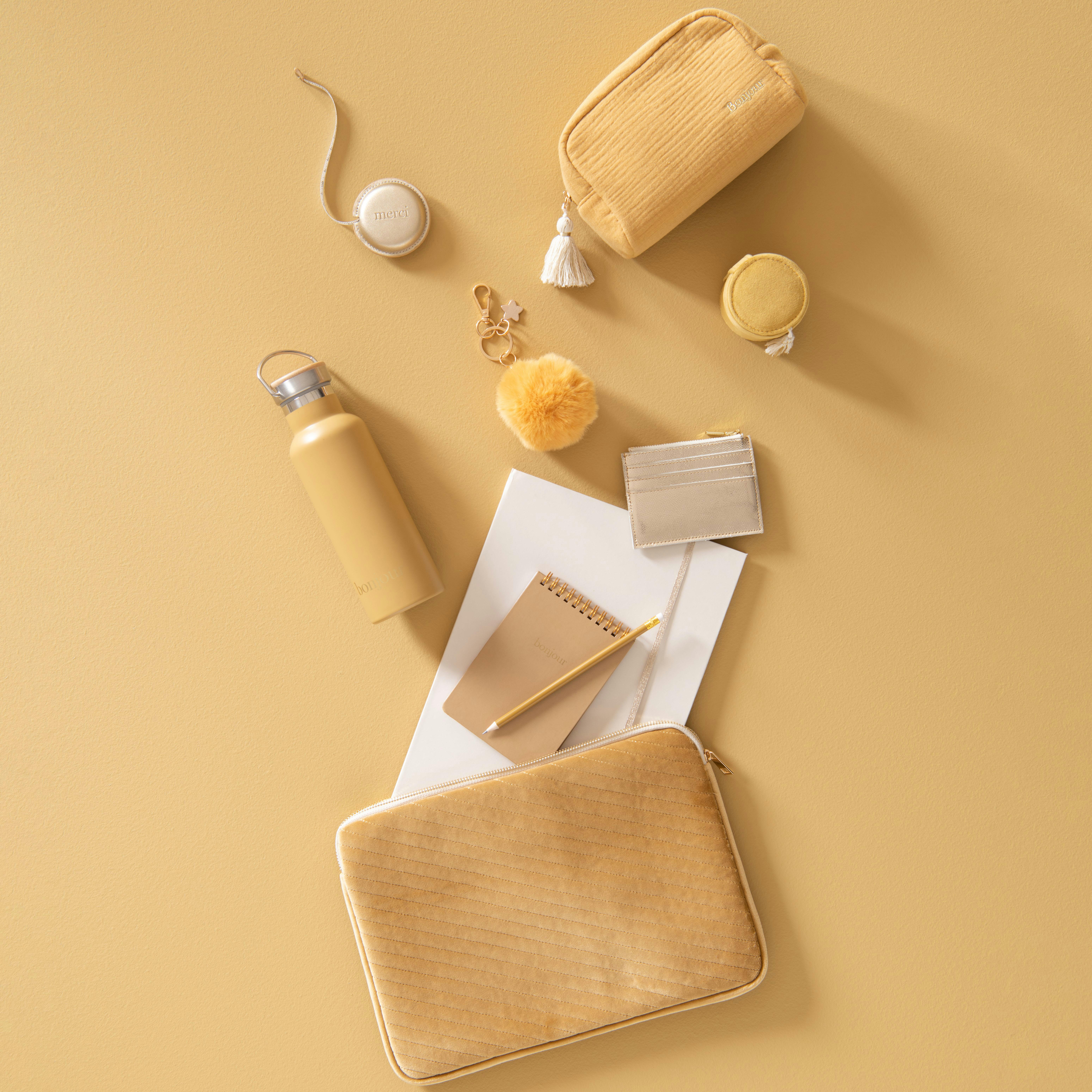 POMPON - Porte-clés pompon imitation fourrure jaune et breloques dorées