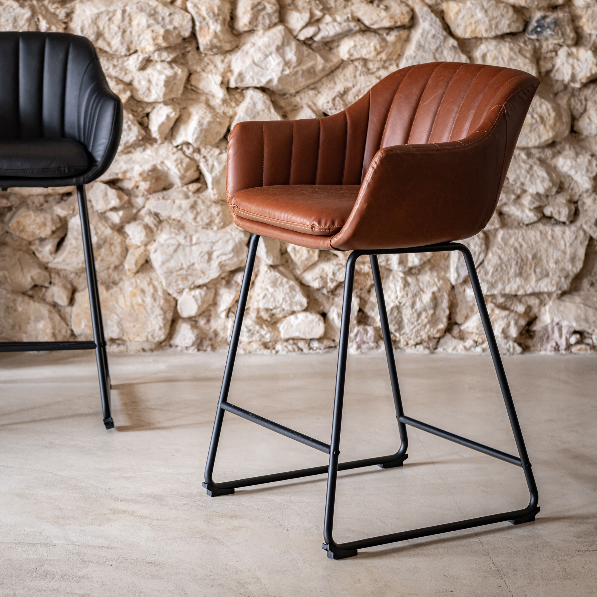 OLBIA - Chaise de bar avec accoudoirs en polyuréthane - marron