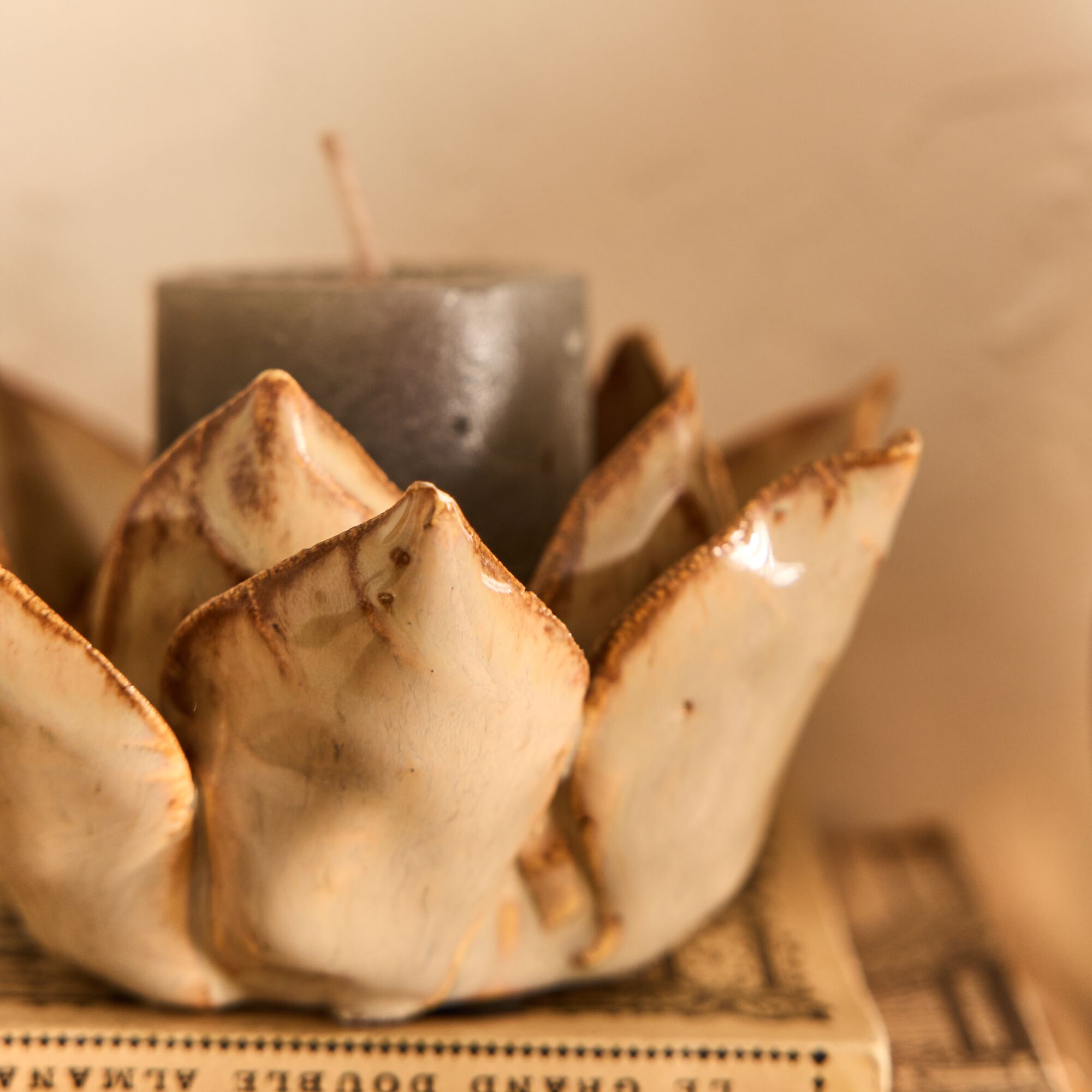 ASTER - Bougeoir fleur en céramique D11,5cm - beige