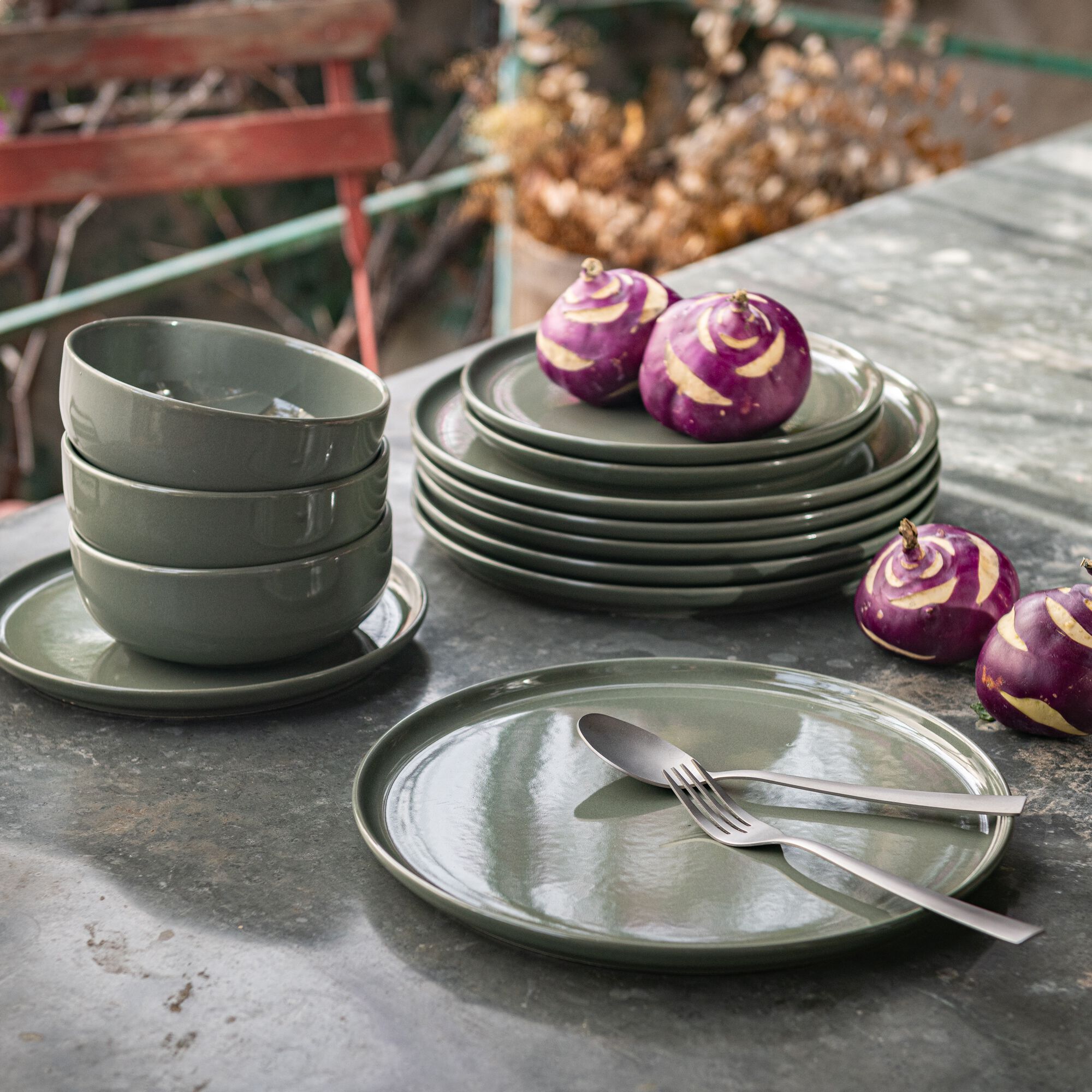 SELMA - Assiette plate en faïence D28cm - vert cèdre