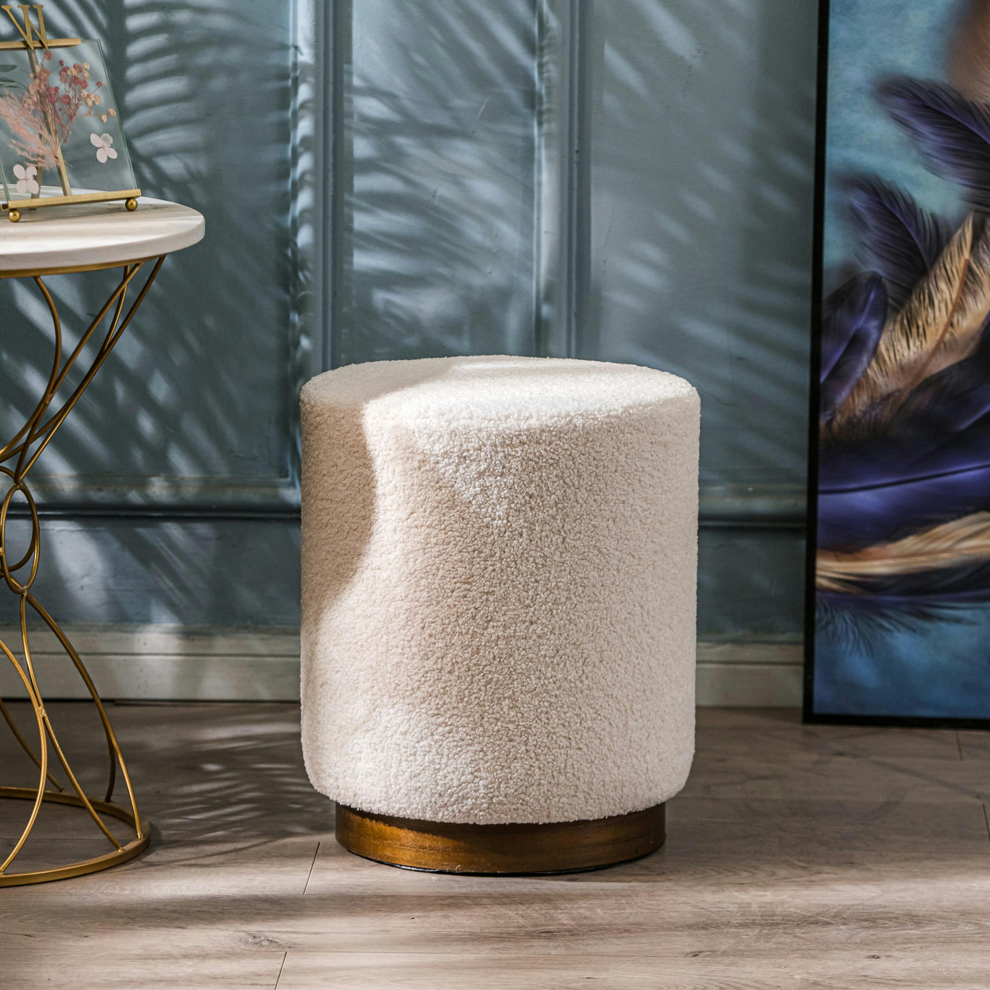 - Pouf en bouclettes blanches et base en bois