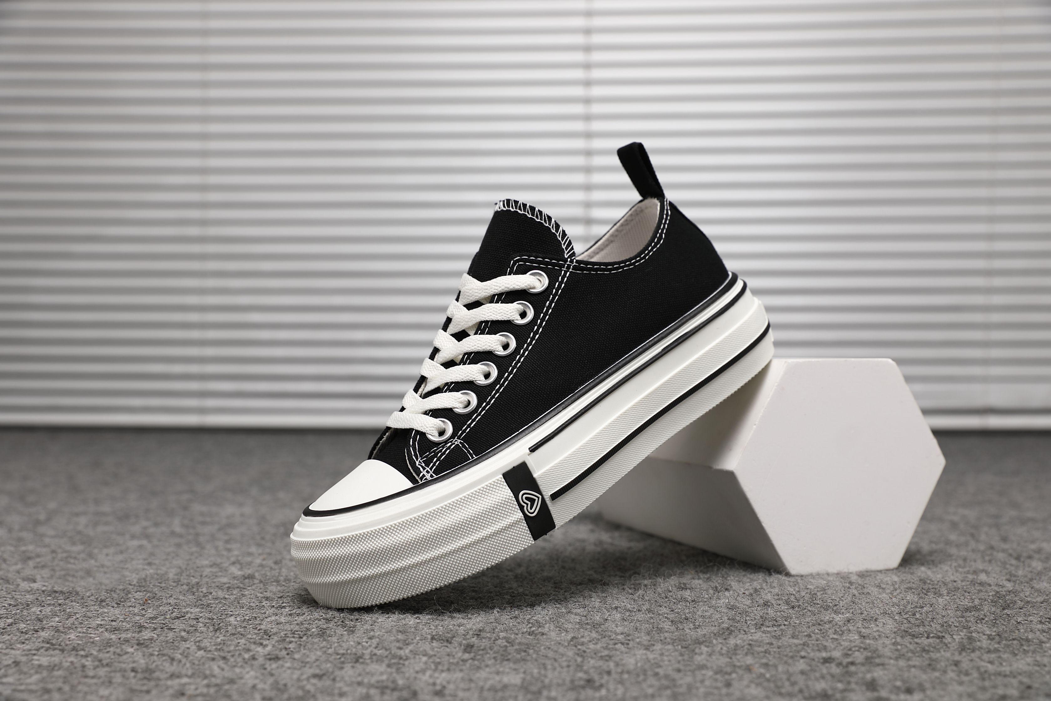 IVACHY Fashionable Platform Canvas Sneakers Classic Casual Thick-Soled Shoes