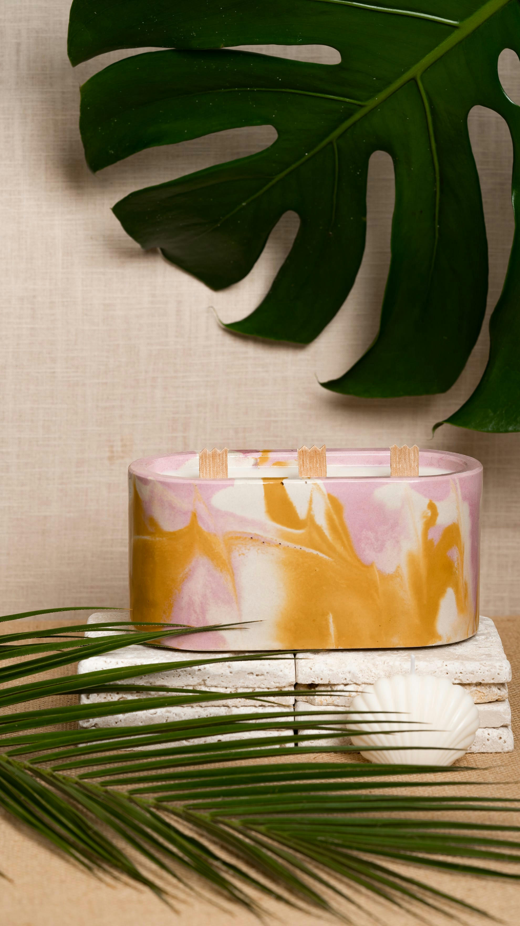 BOUGIES XXL -BÉTON TIE&DYE - Bougie xxl tie&dye en béton rose et jaune parfum fleur de coton