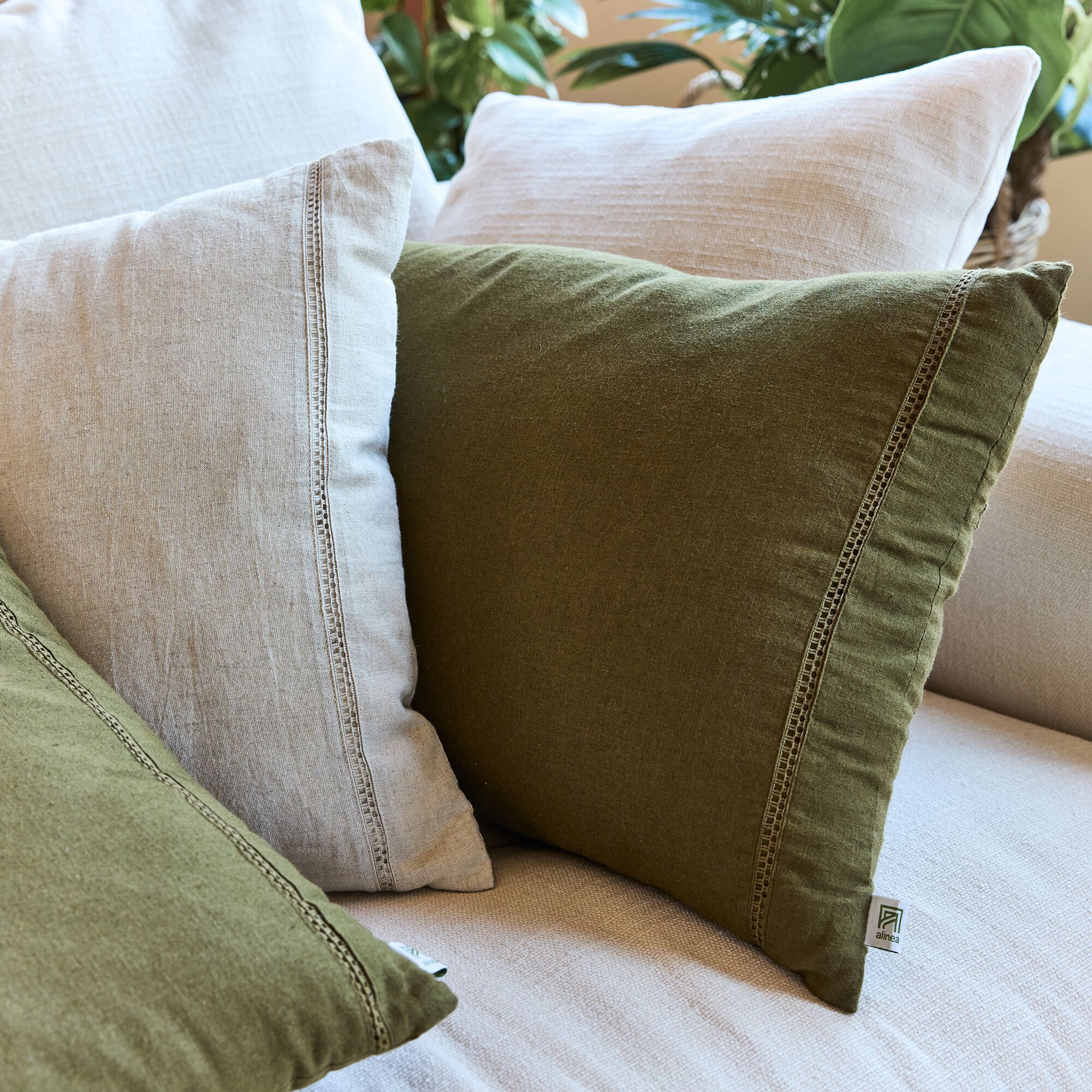 LAUZON - Coussin en lin et coton finition liseré 45x45cm - vert mousse