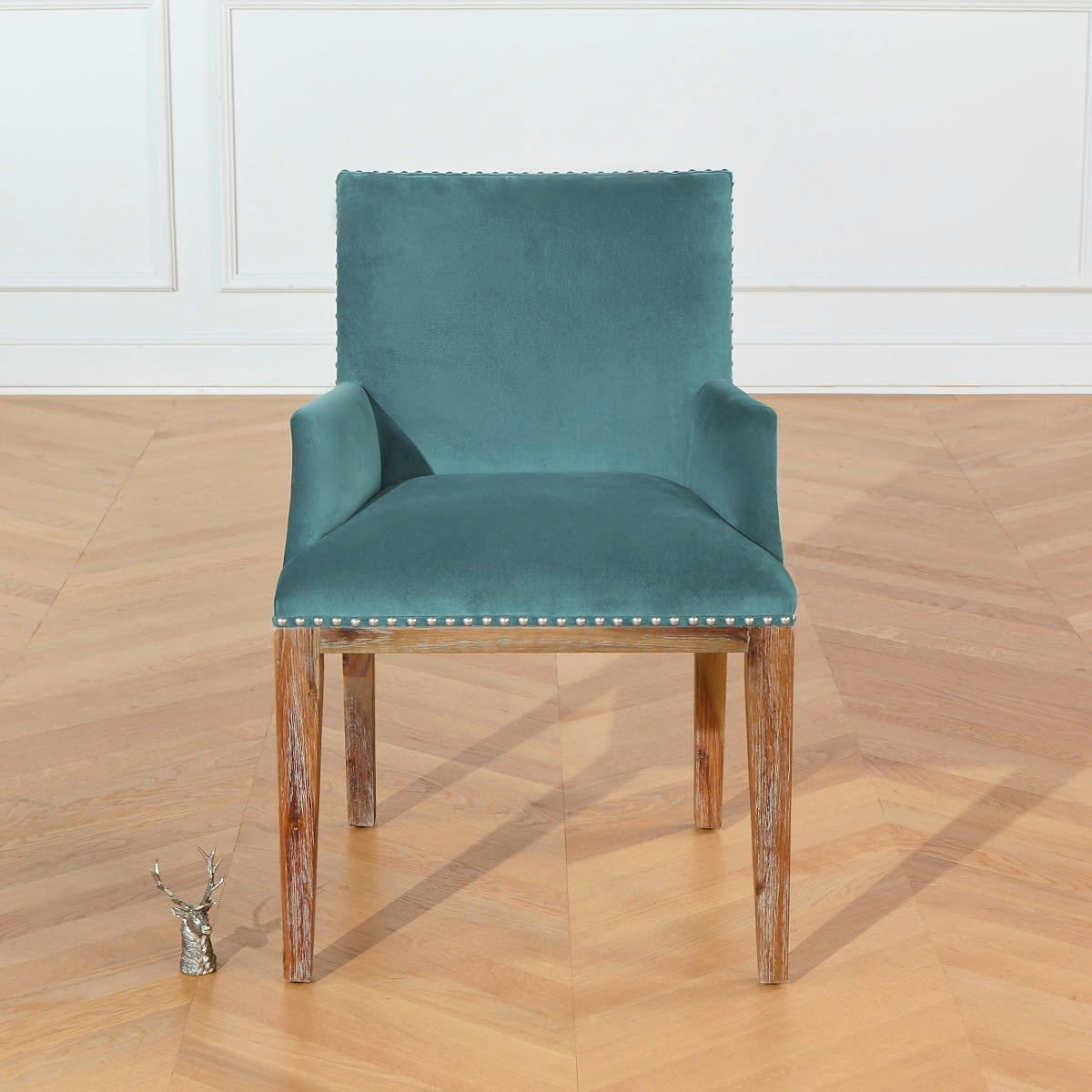 FORGE - KENZA - Fauteuil de table en velours et en bois clouté bleu arctique