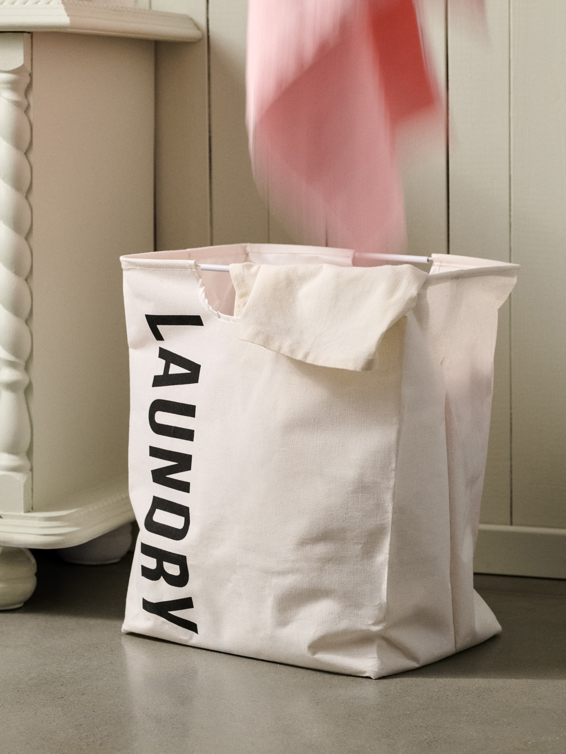 Kosz na pranie z napisem LAUNDRY