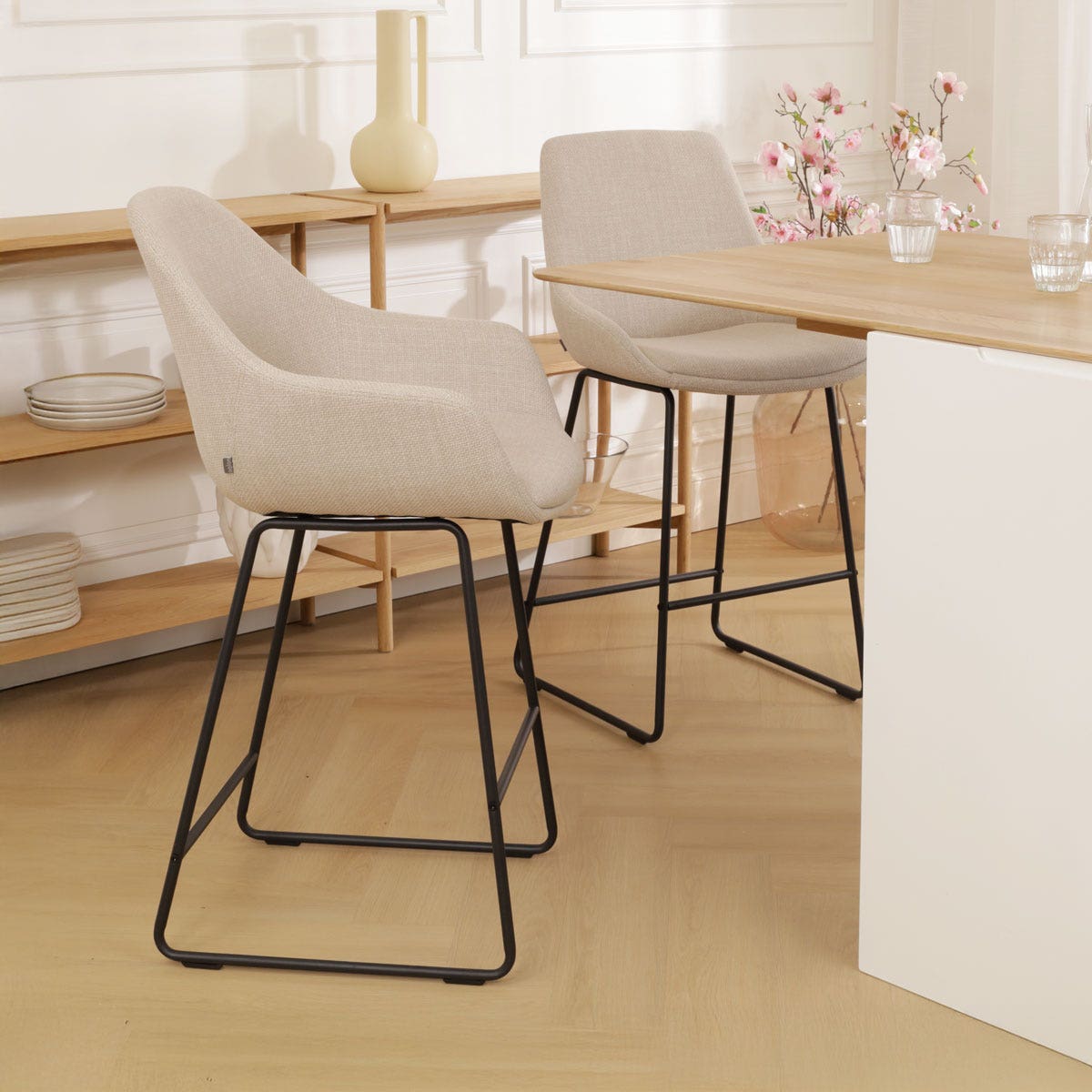 Nolon Nino-Mae Barkruk Beige - met Armleuning - Zwart - 65 cm