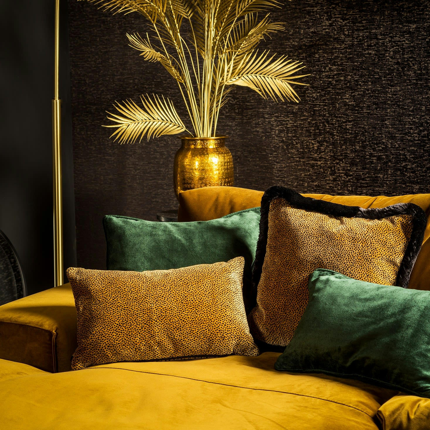 - Coussin marron en velours 30x50 cm avec imprimé animalier