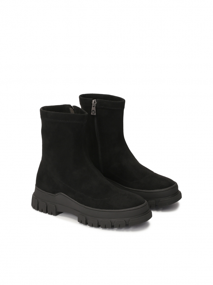 Flat boots with elastic upper