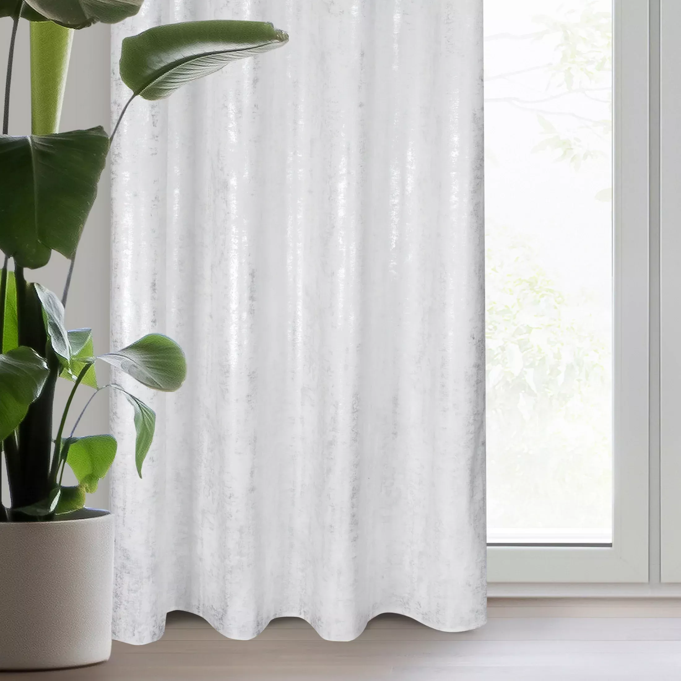 Zasłona welwetowa biało, srebrzysta zdobiona przecieranym wzorem 140x250 cm przelotka - RENIA