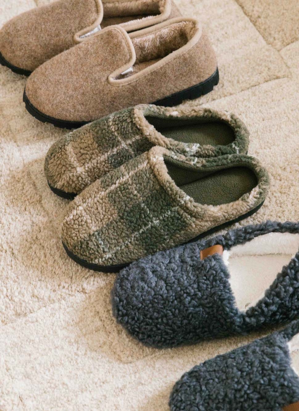 CHAUSSONS UNIS EN SHERPA AVEC DÉTAIL SIMILI CUIR GRIS FONCE