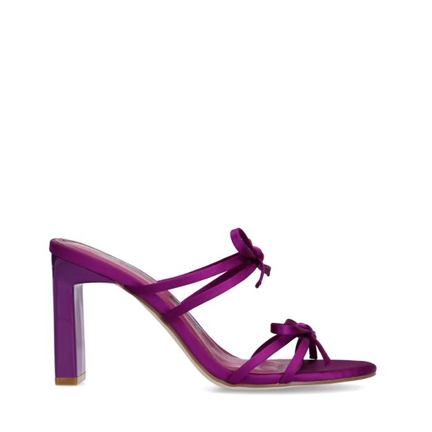 Paarse sandalen met hak en strikjes