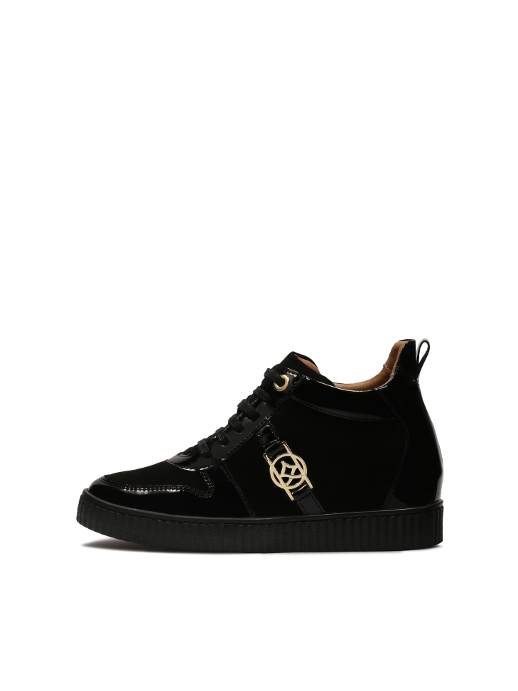 Suede sneakers with patent leather elements