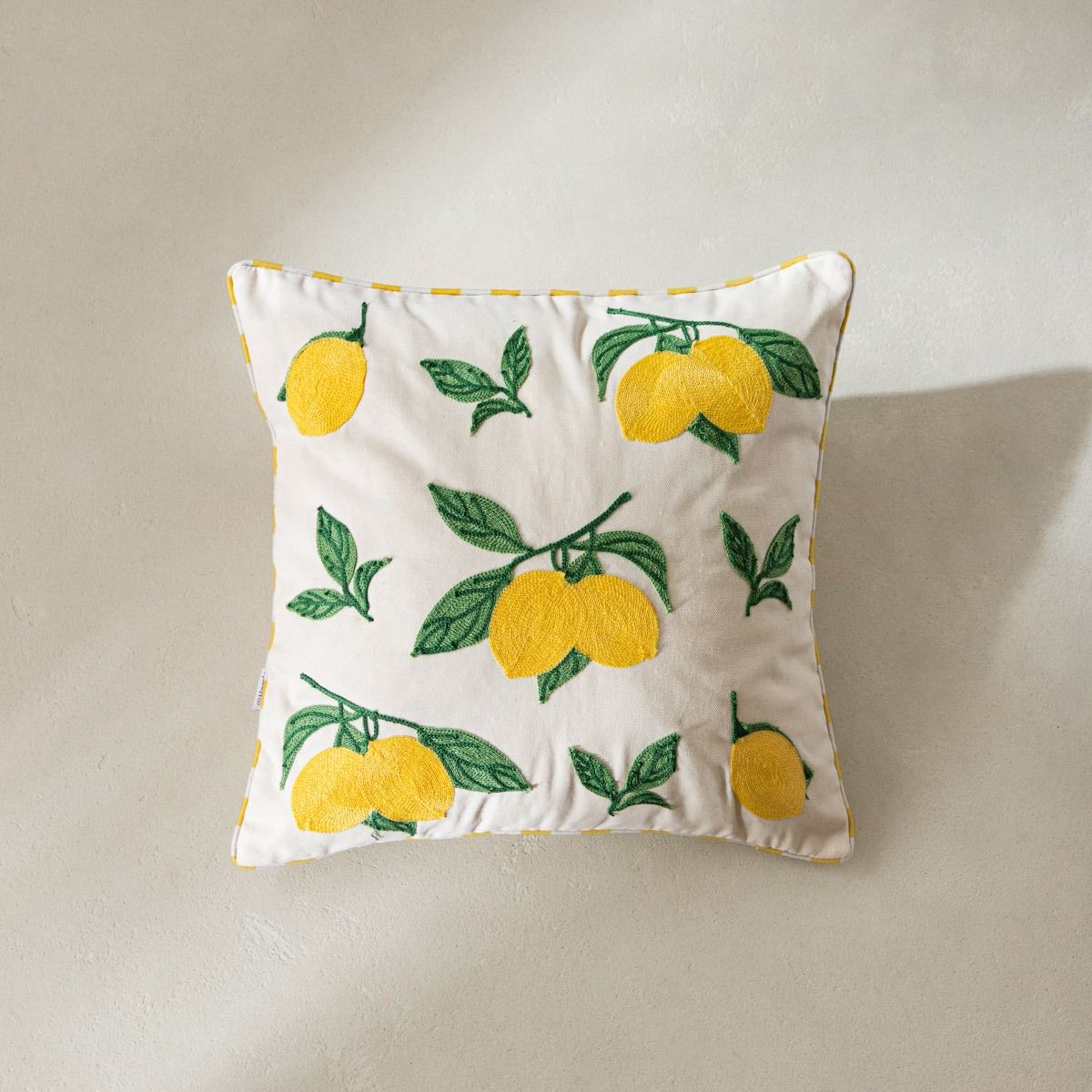 Poszewka KIRAN z dekoracyjnym haftem w cytryny 45x45cm