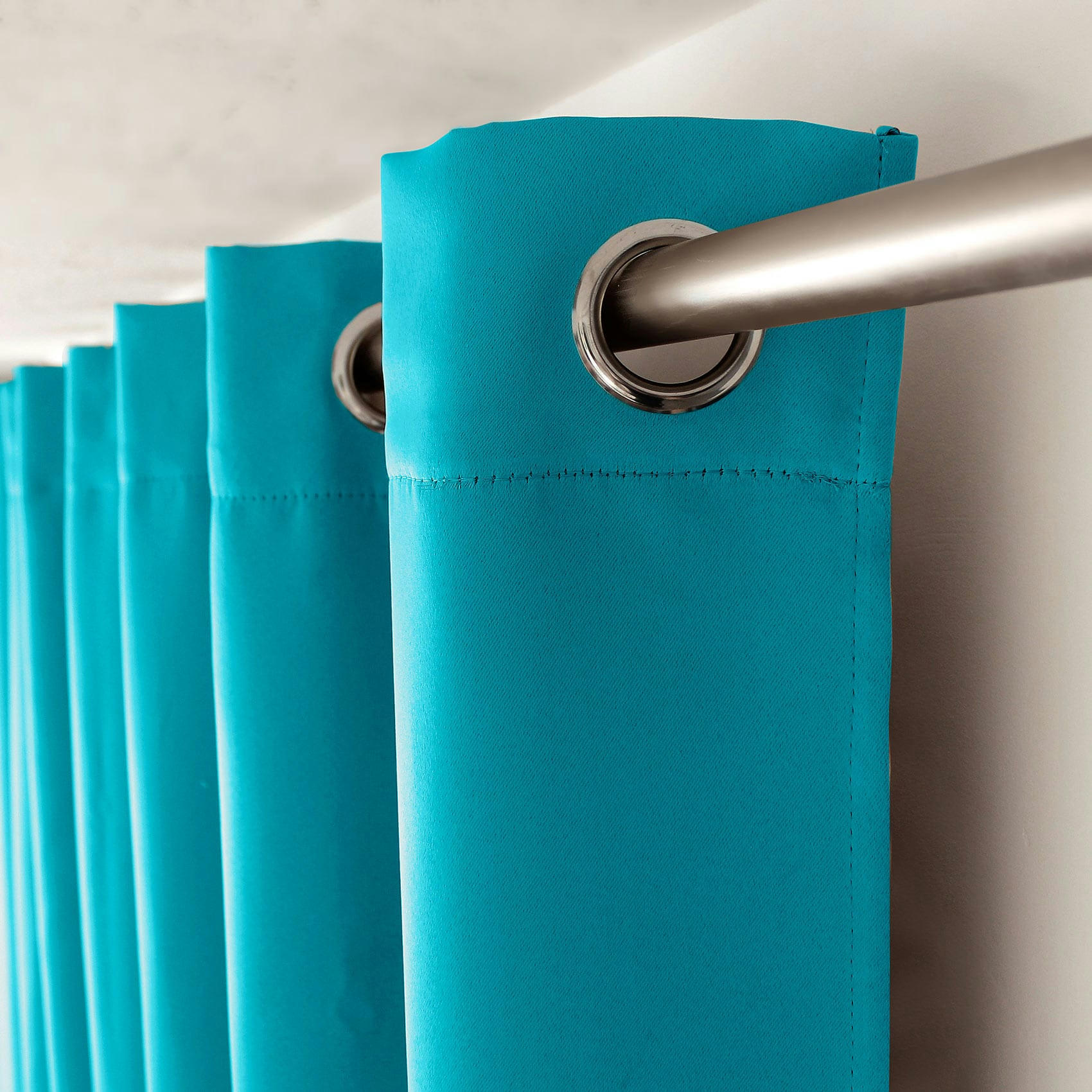 - Rideau occultant uni avec 8 œillets turquoise