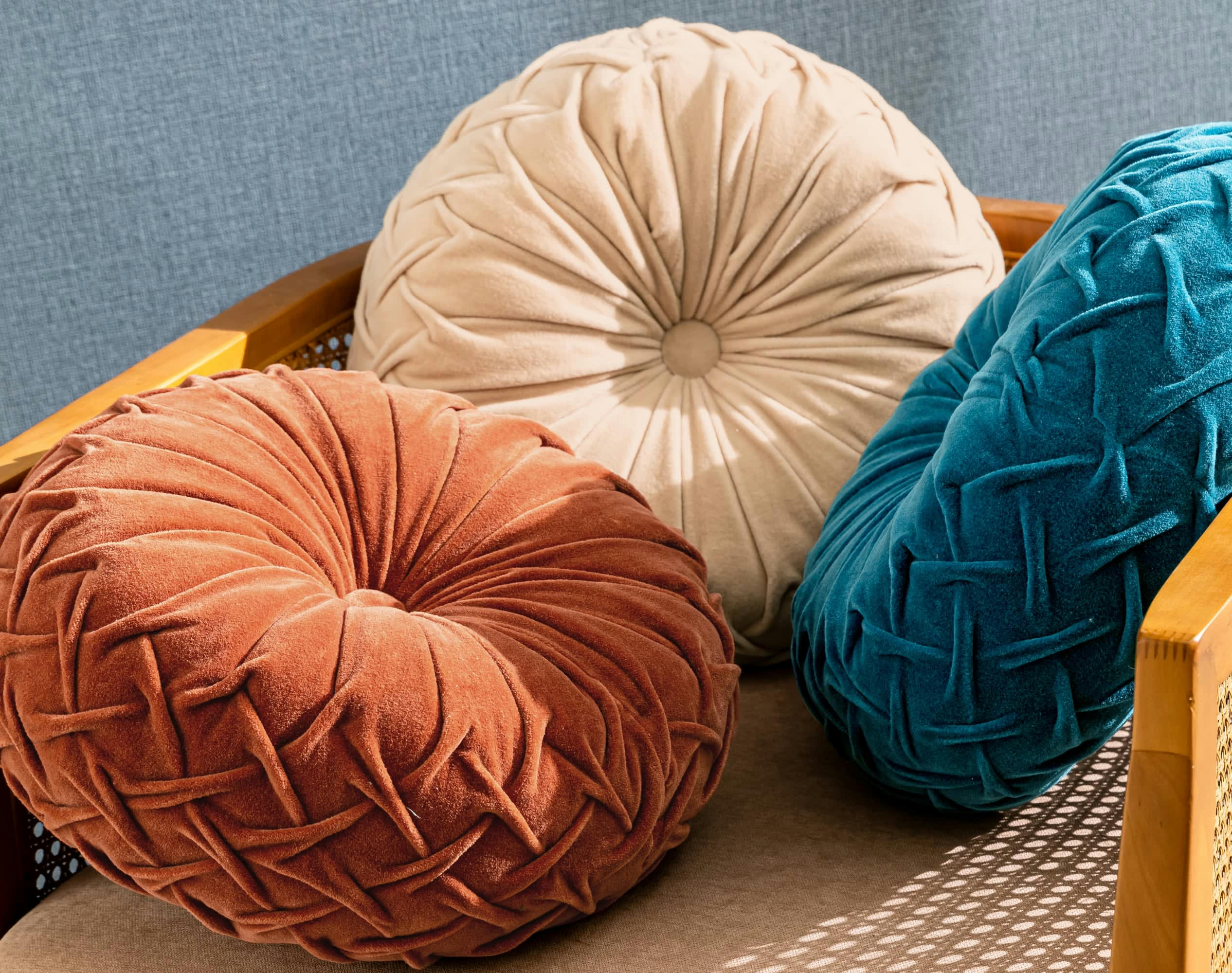 VELOURS ROND - Coussin bleu en coton 35 cm