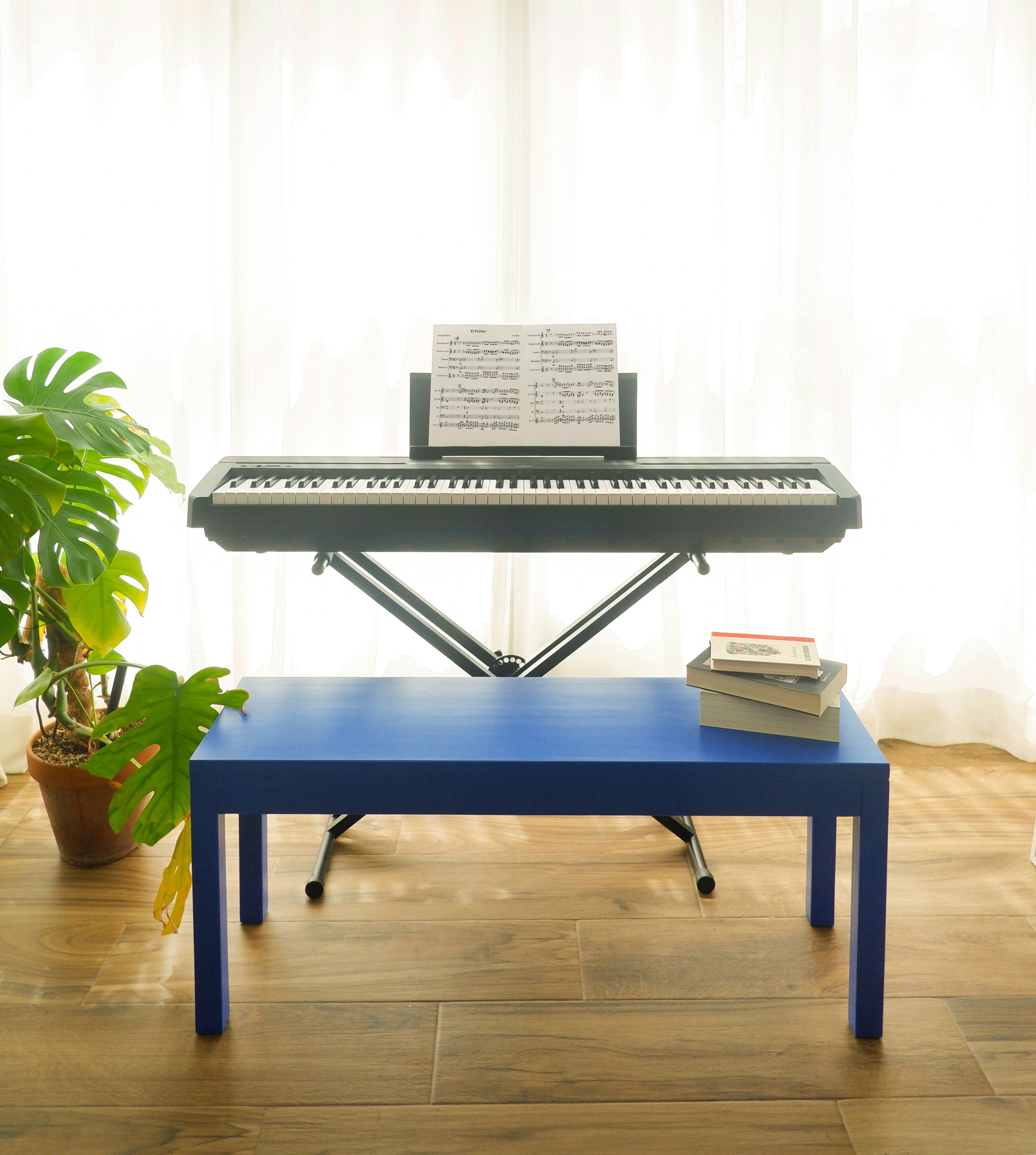 BLOCKIE-JULIETTE - Banc en pin massif laqué bleu Prusse.