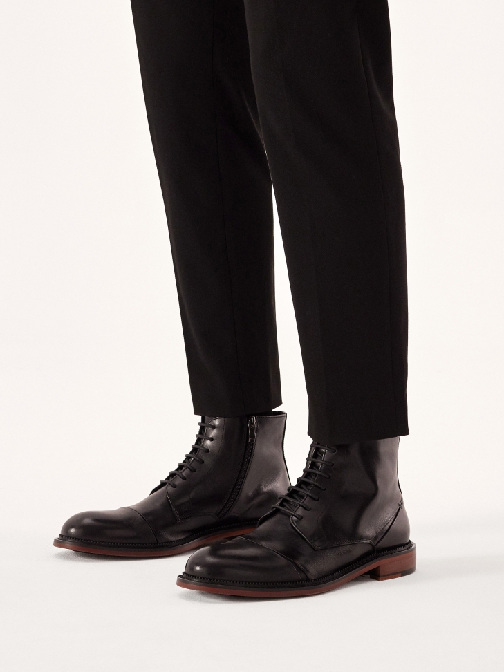 Elegant men's boots with tied upper