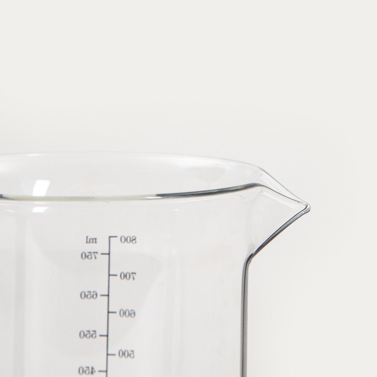 Miarka MAVIS szklana transparentna 0,8 l