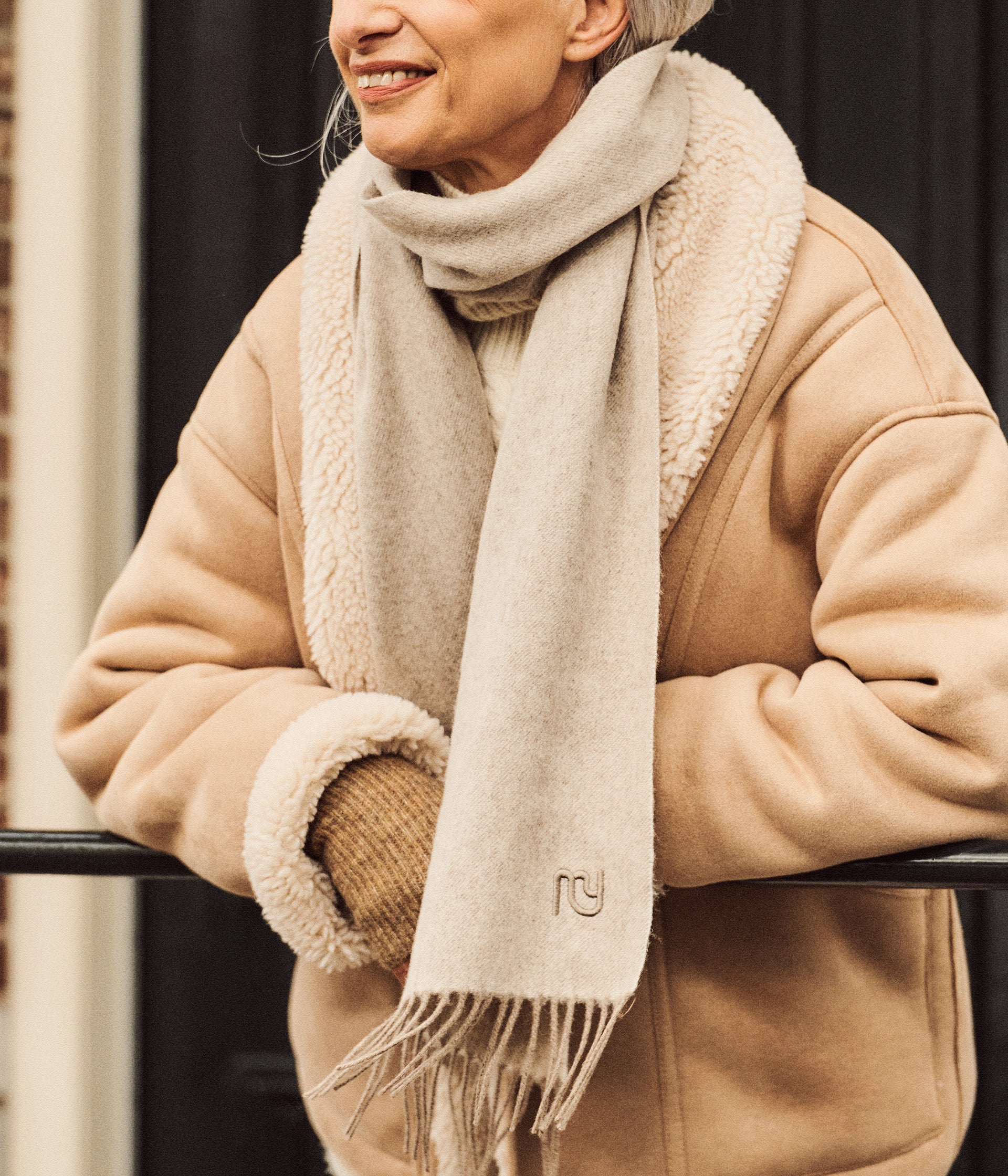 Écharpe brodée beige Willa