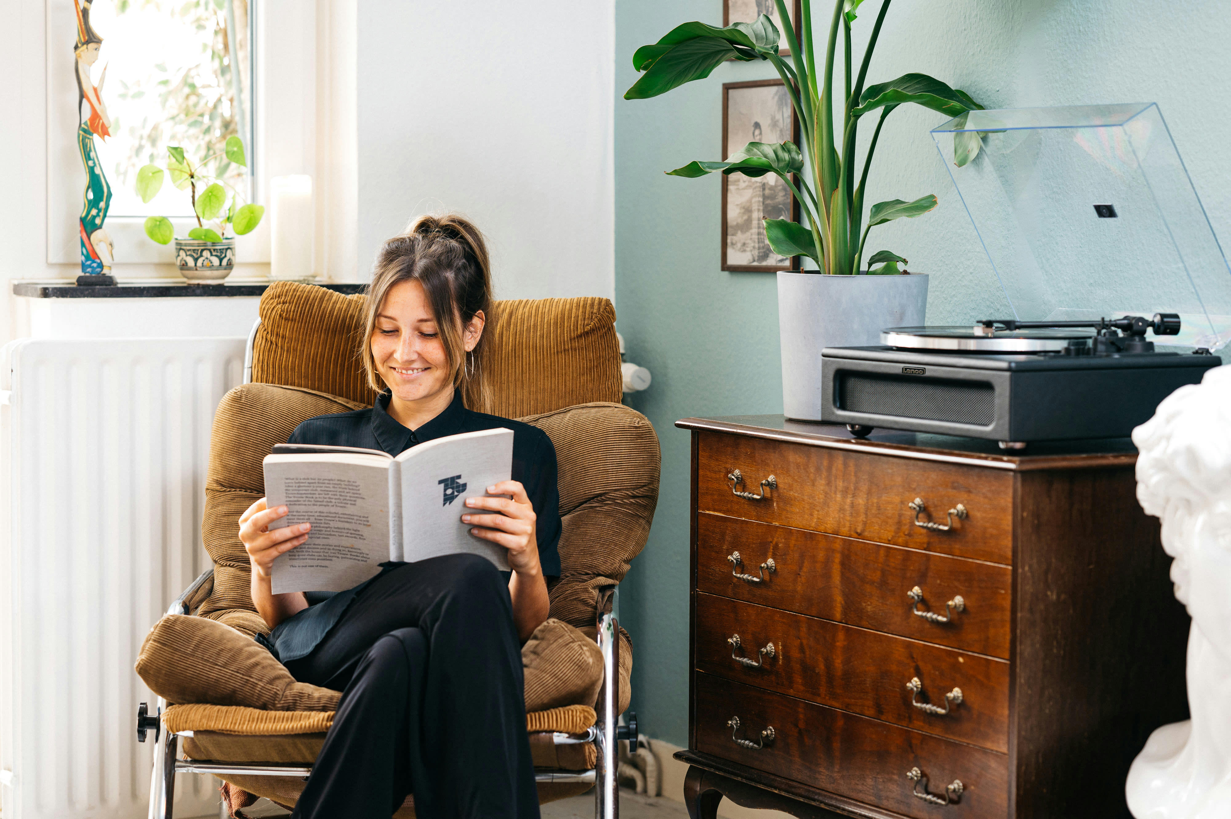 - Platine vinyle avec 4 haut-parleurs incorporés noir