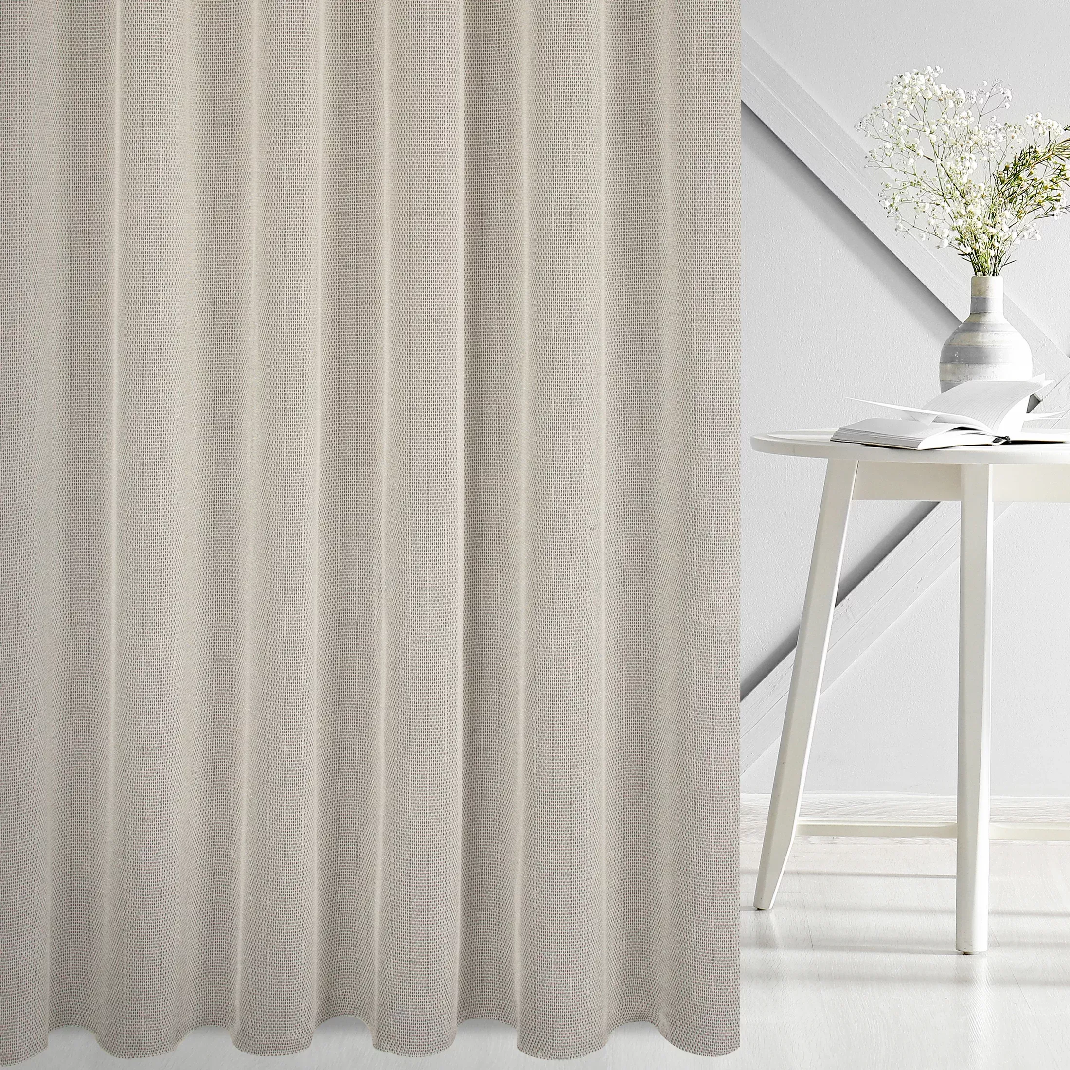 Firana szyta na flexach naturalno srebrna z eleganckiej siatki w stylu glamour z połyskliwą nicią, wykończona obciążnikiem Italissima Eva Minge