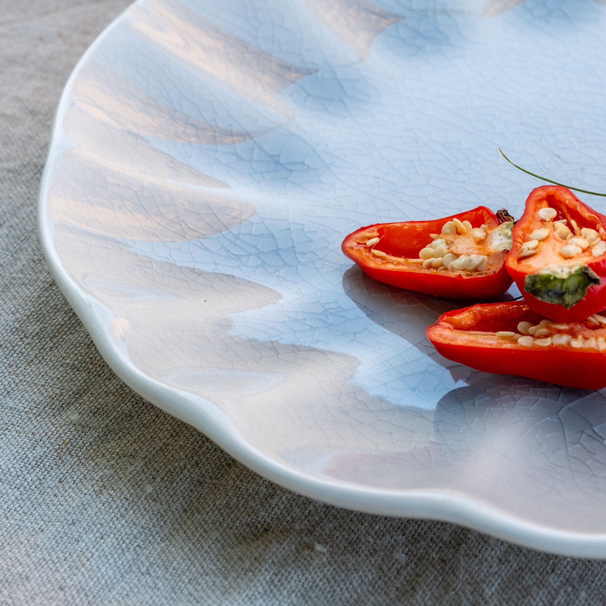 GIULIA - Assiette plate ondulée en grès D26,5cm - bleu