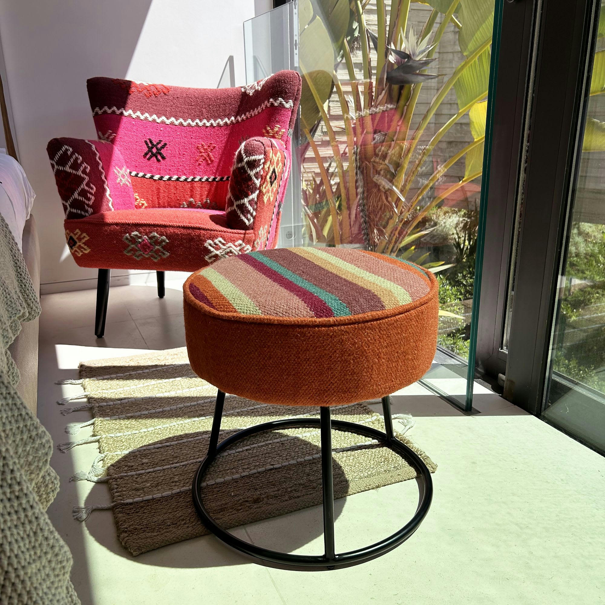CHAQUIRAS - Tabouret en tissu coloré et pieds en métal noir