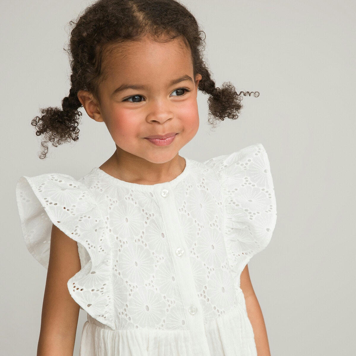 Robe de cérémonie à volants et broderie anglaise