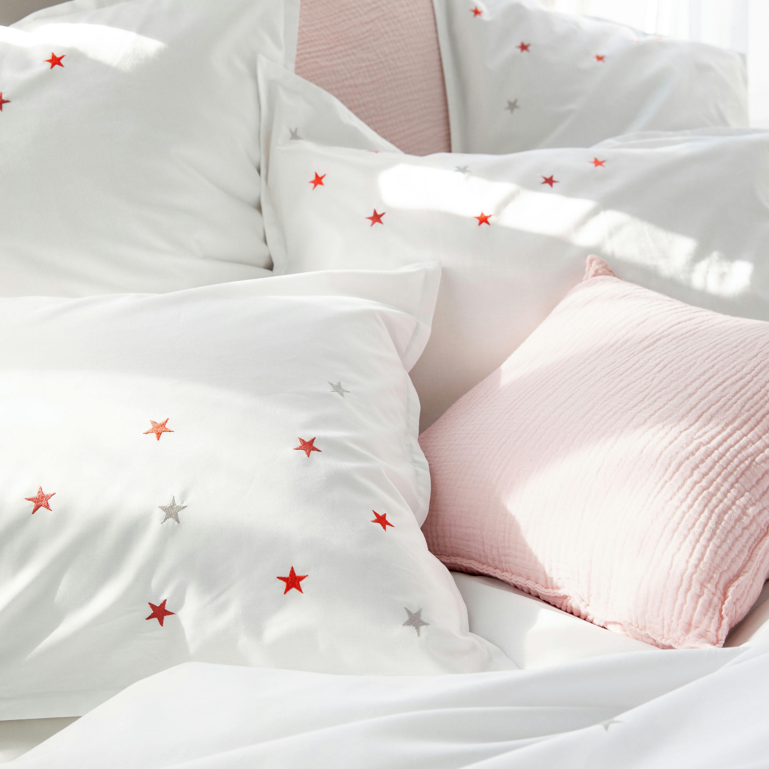 SONGE D'UNE NUIT D'ÉTÉ - Taie d'oreiller brodée en percale de coton 65x65cm Blanc, Marsala