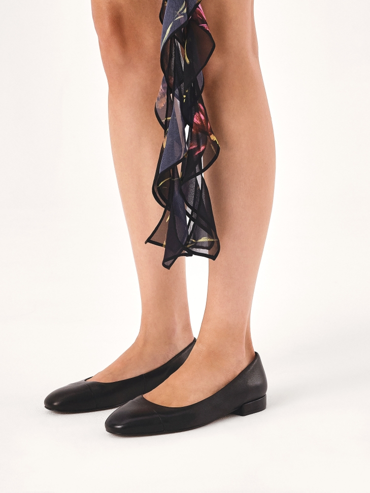 Black flat-heeled pumps