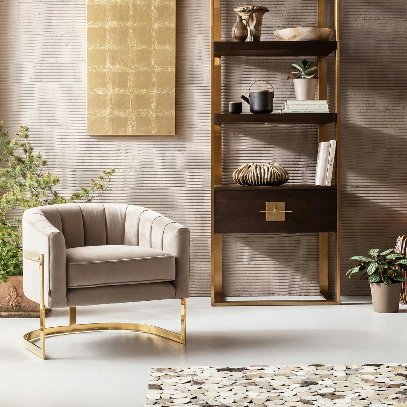 PURE ELEGANCE - Fauteuil en velours beige et acier doré