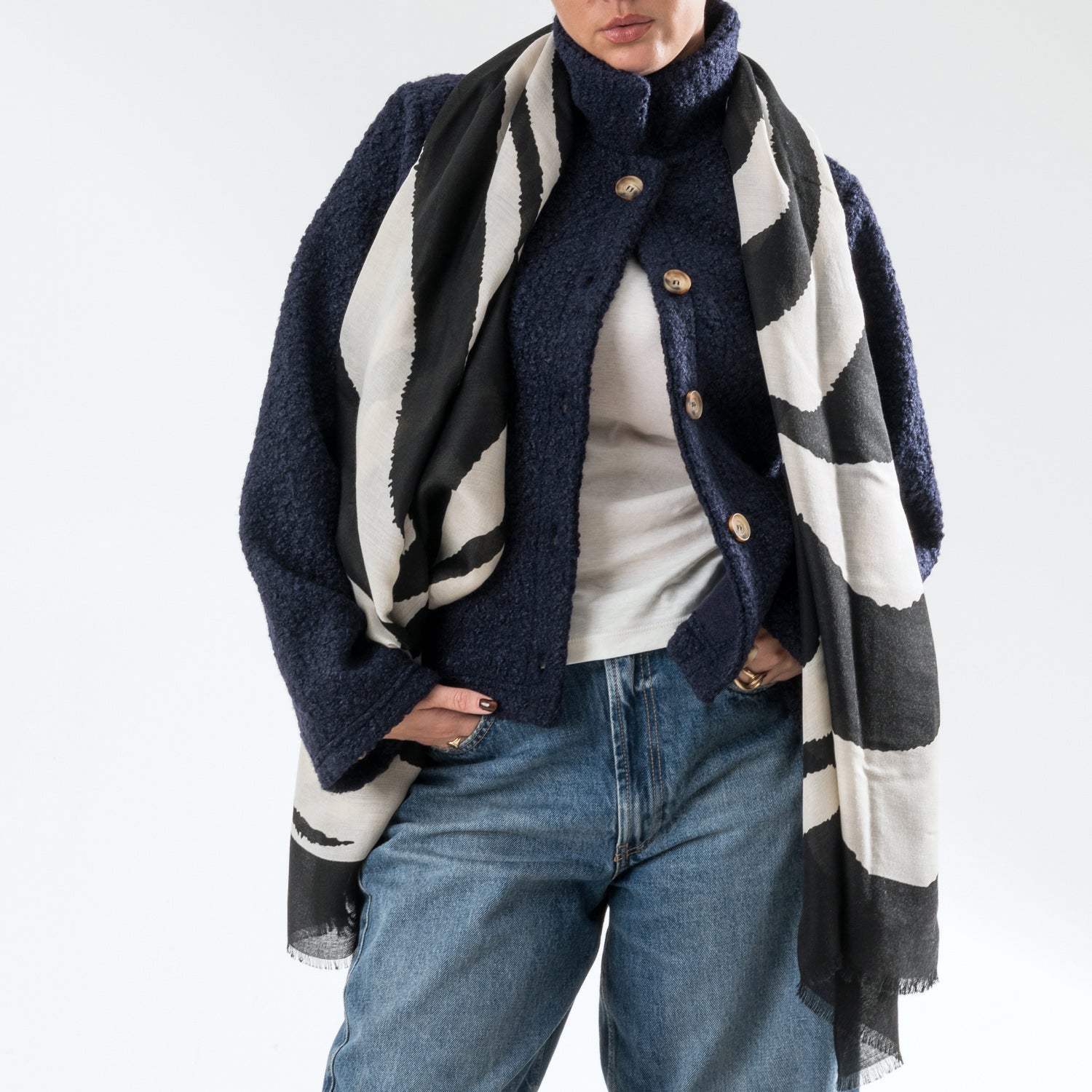 Foulard noir motif zèbre écru