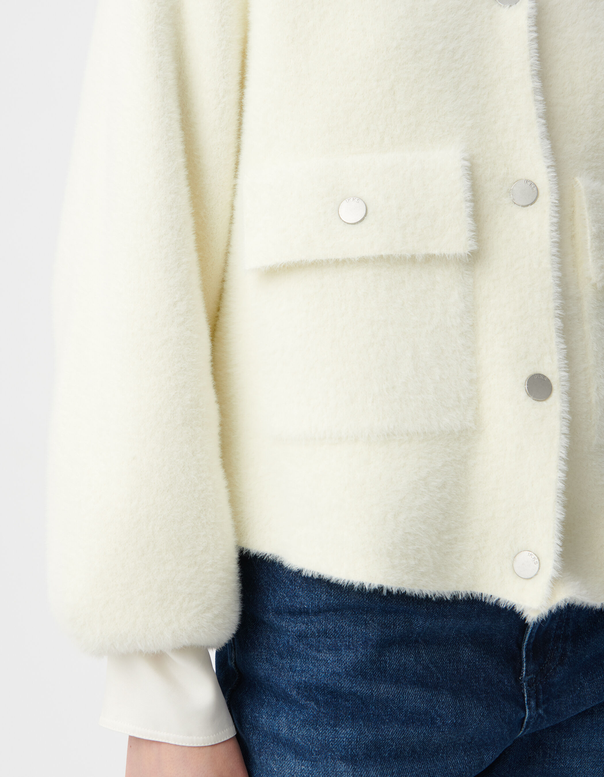 Cardigan blanc tricot duveteux poches à rabat pressionné Femme