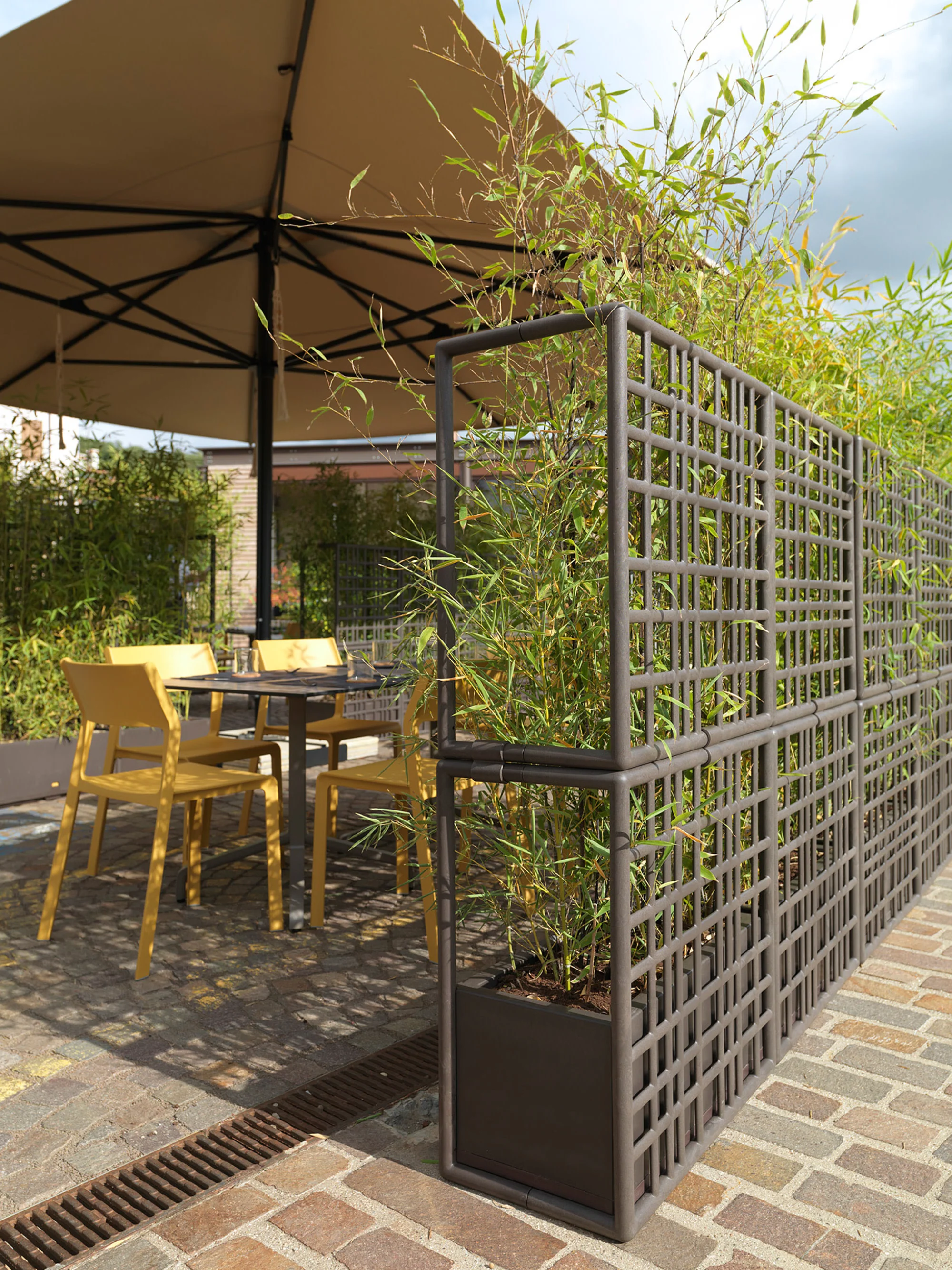 Modulares Outdoor-Paravent-System Sipario 2 mit integriertem Blumentopf