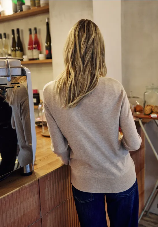 Pullover im Feinstrick