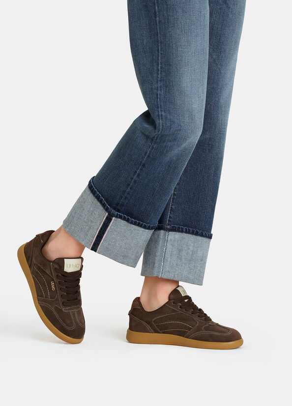 Sneakers in suede