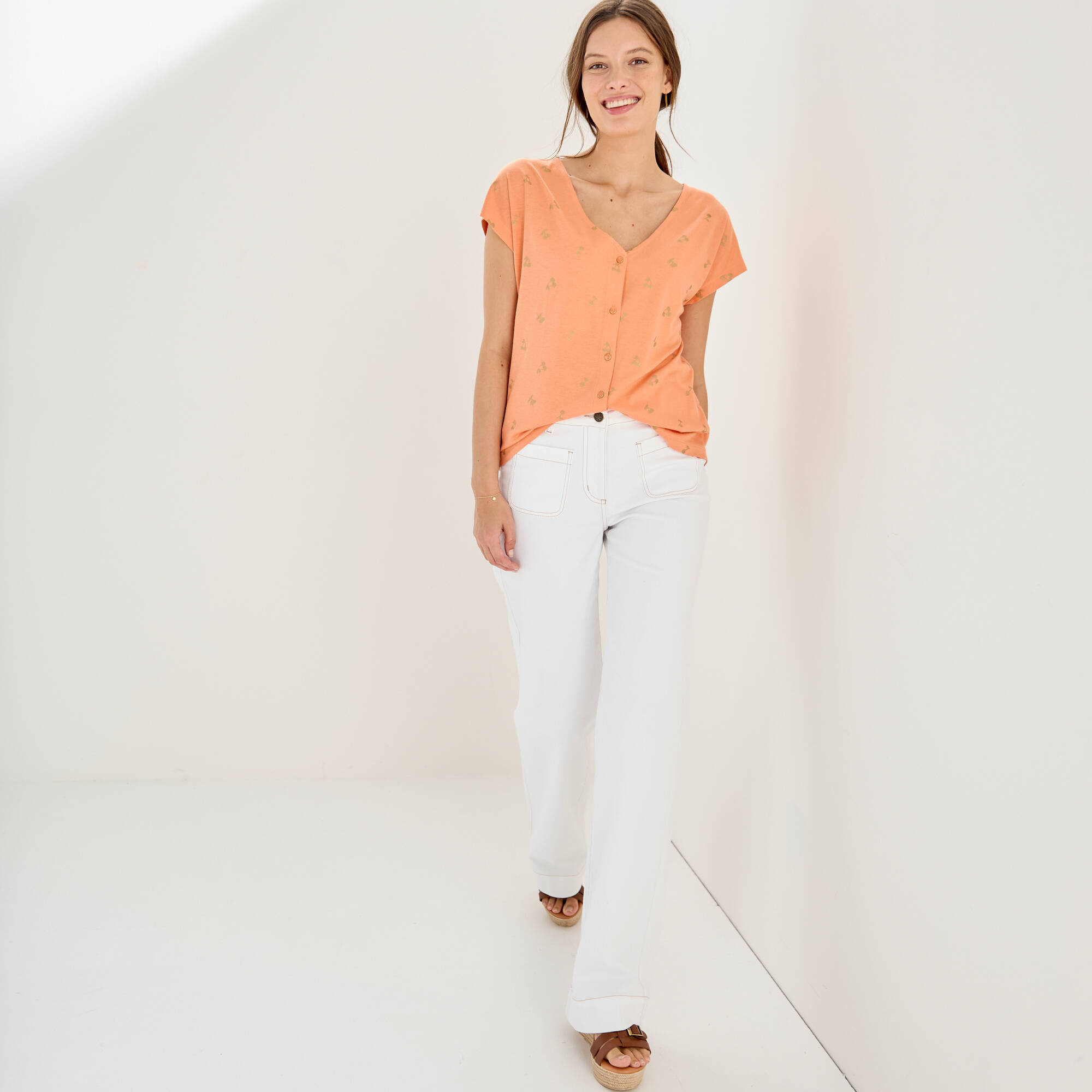 T-shirt col V boutonné imprimé cerises dorées